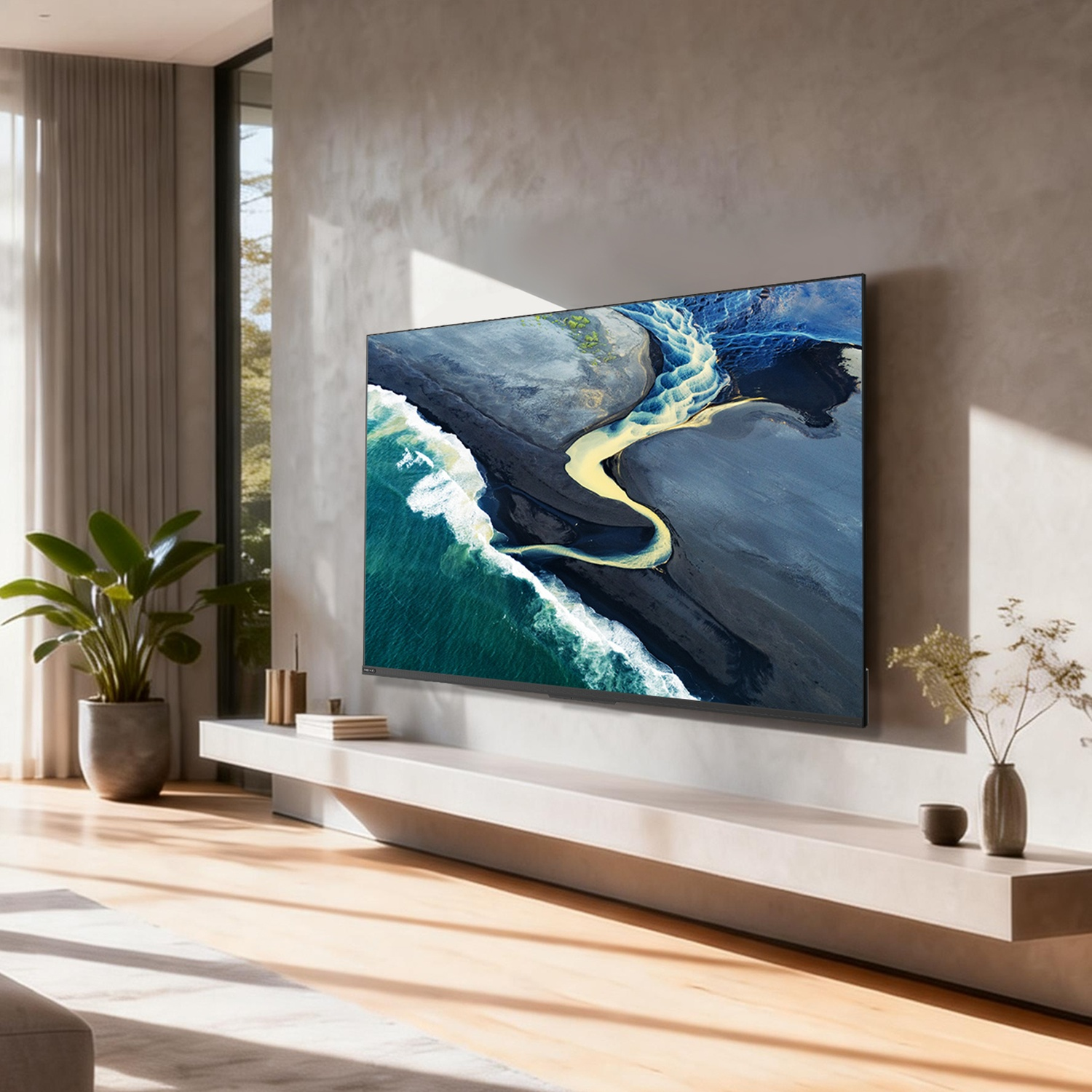 Un soggiorno moderno con un grande televisore che mostra una vista aerea di un fiume.
