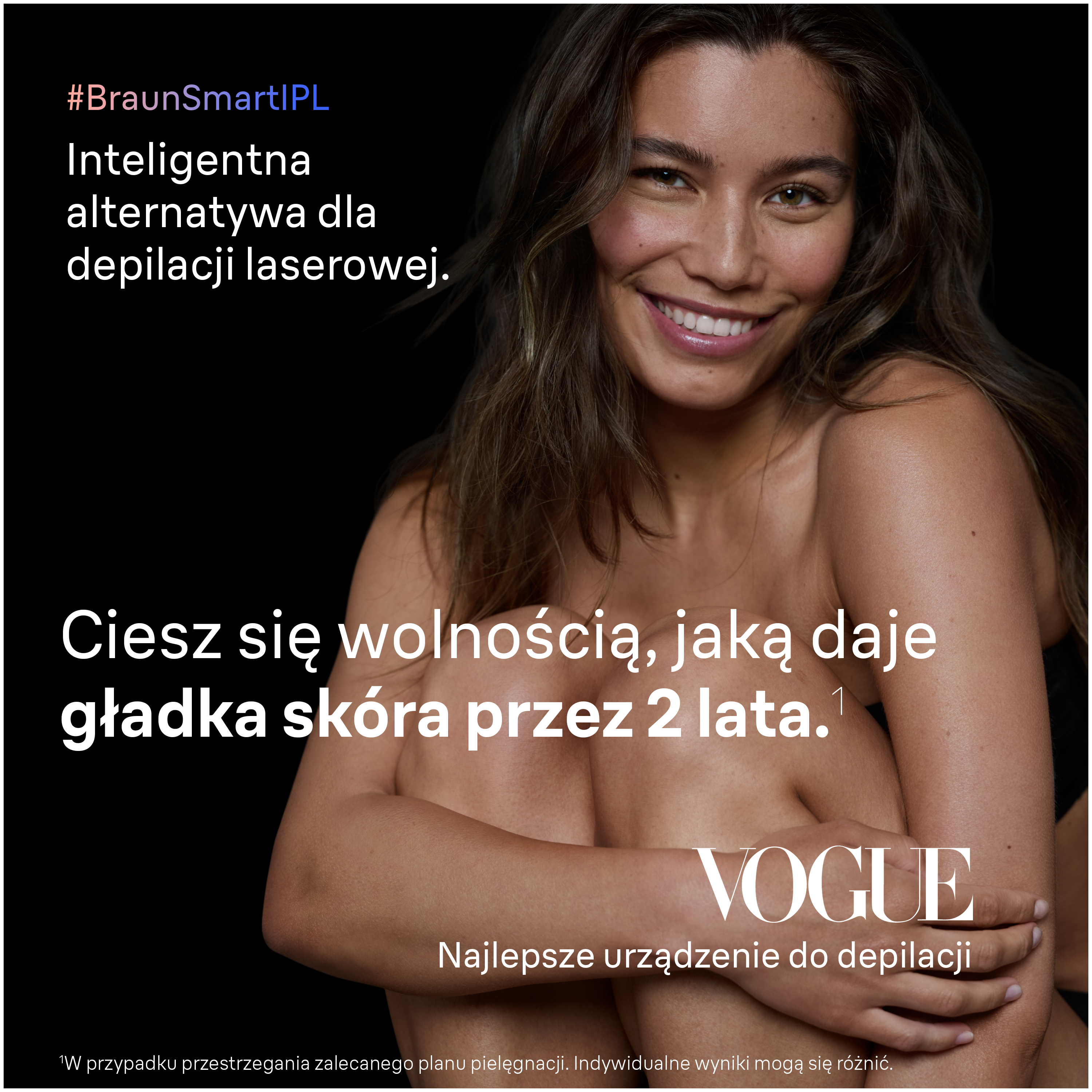 Uśmiechnięta kobieta na czarnym tle z tekstem o depilacji.