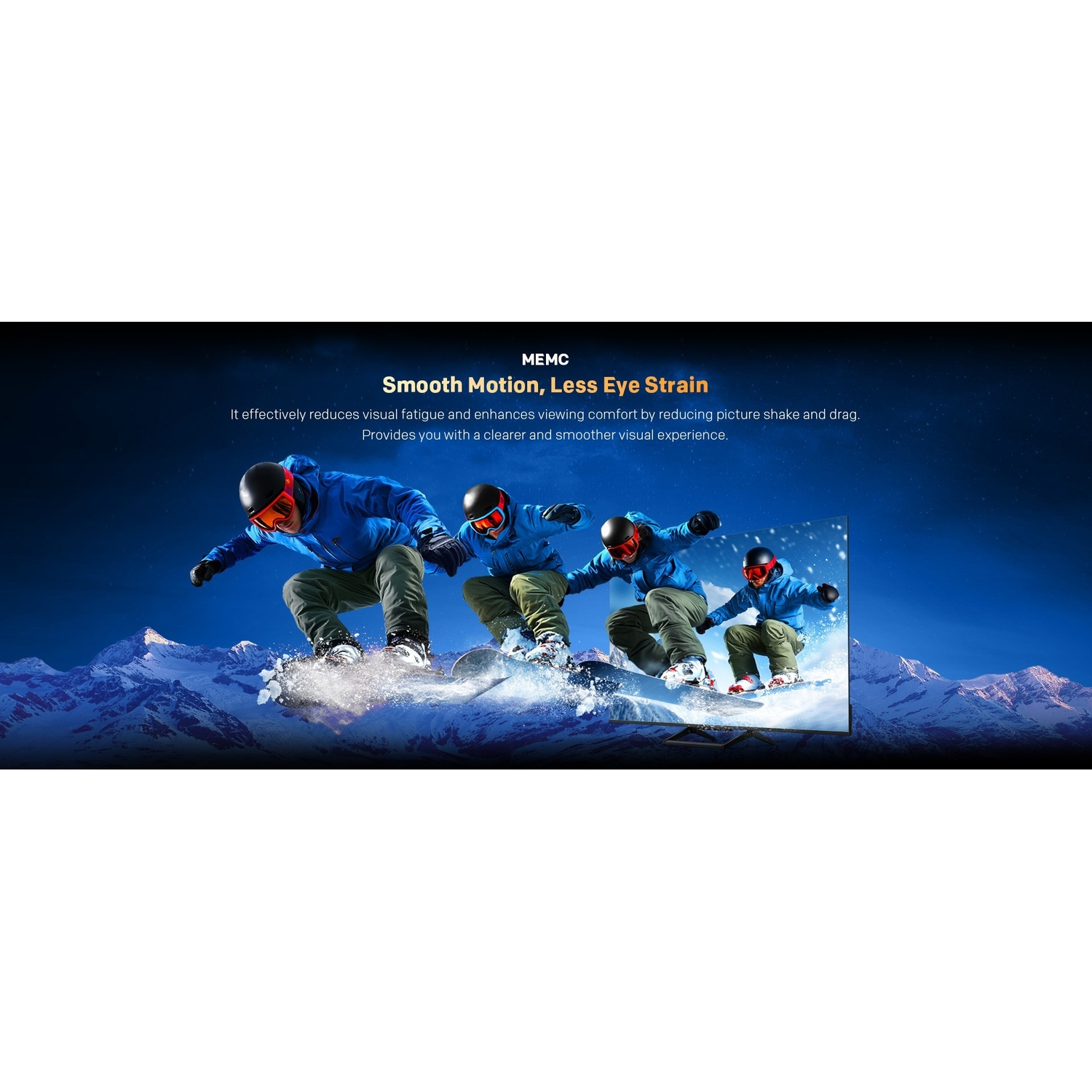Snowboarder in giacca blu salta sulla neve davanti a montagne.