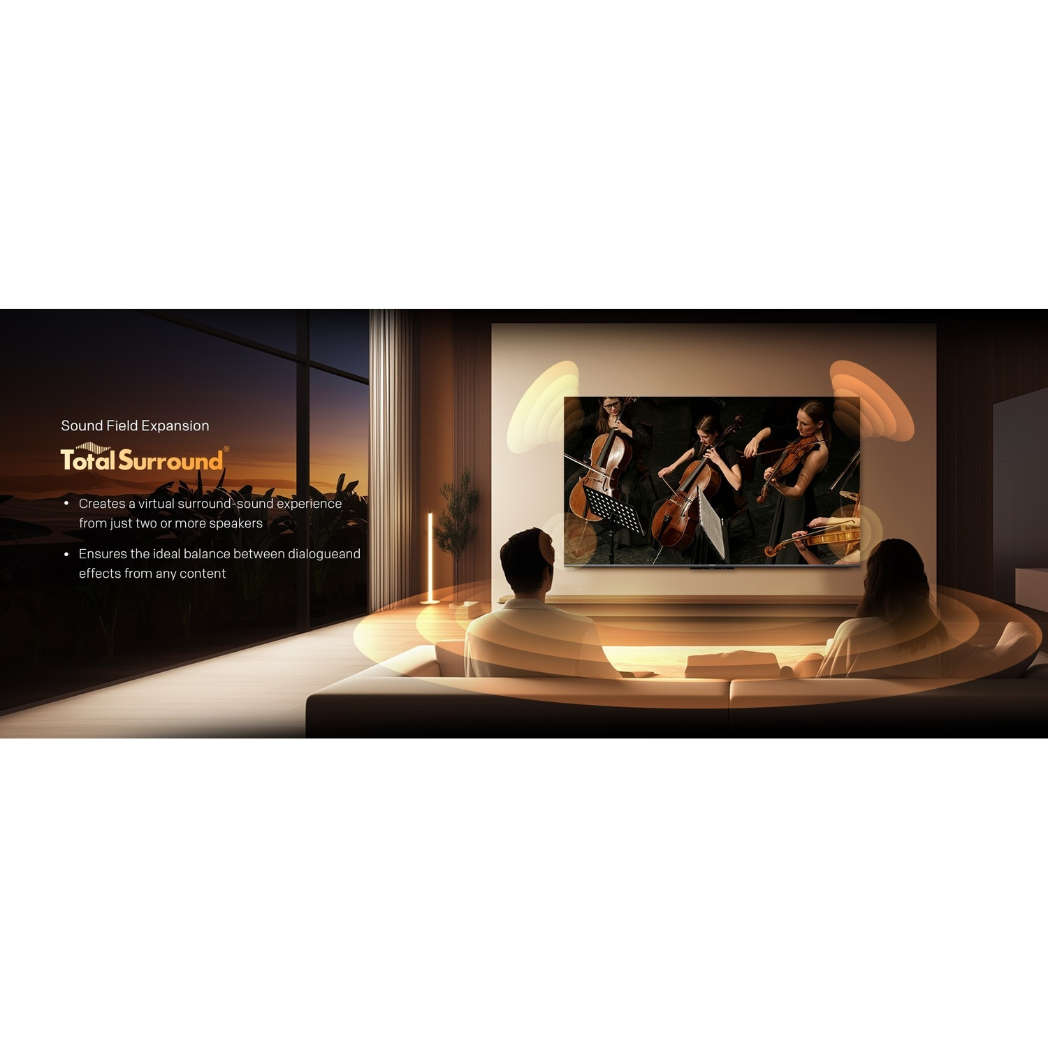 Una coppia guarda la TV. Un'orchestra suona sullo schermo. Onde sonore visibili.