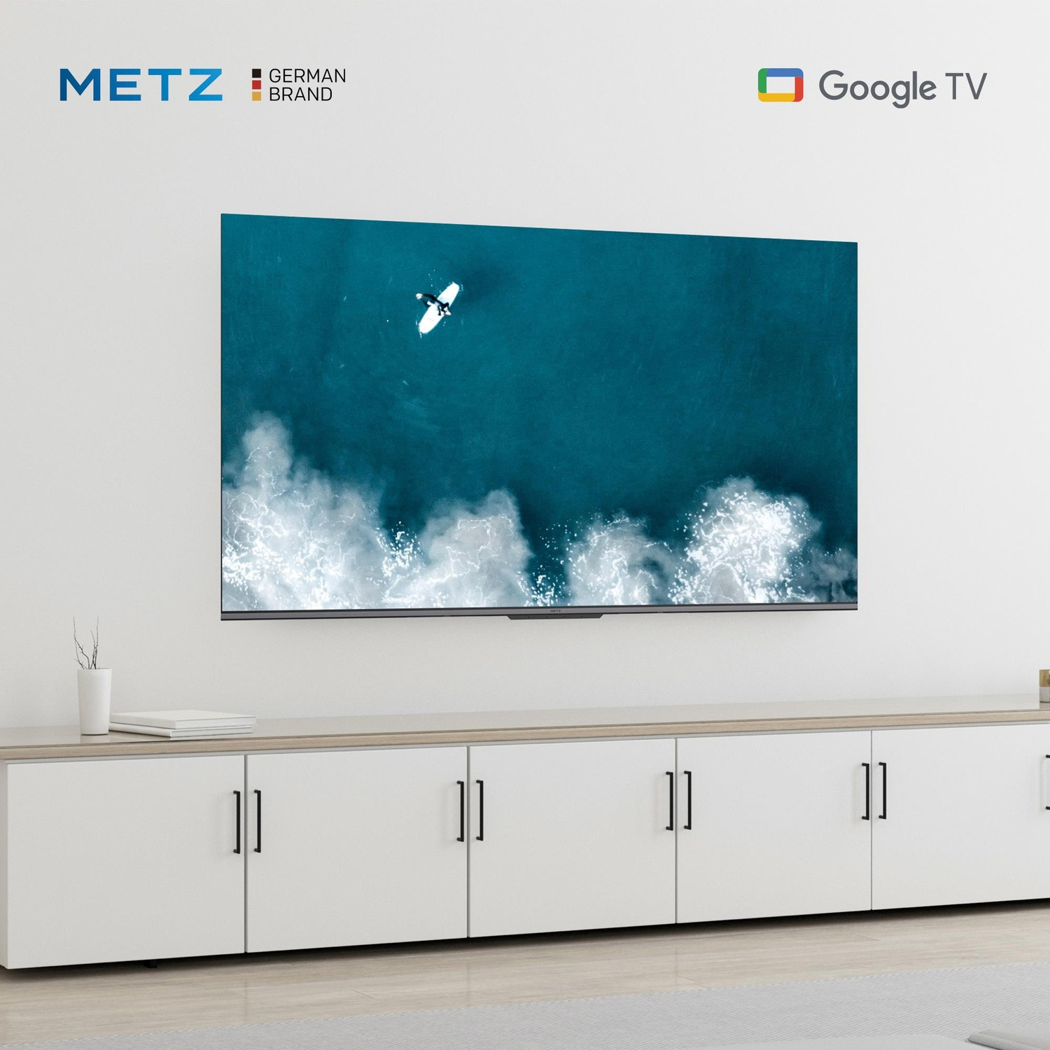 Una TV mostra un surfista su una tavola nell'oceano. Loghi METZ German Brand e Google TV.