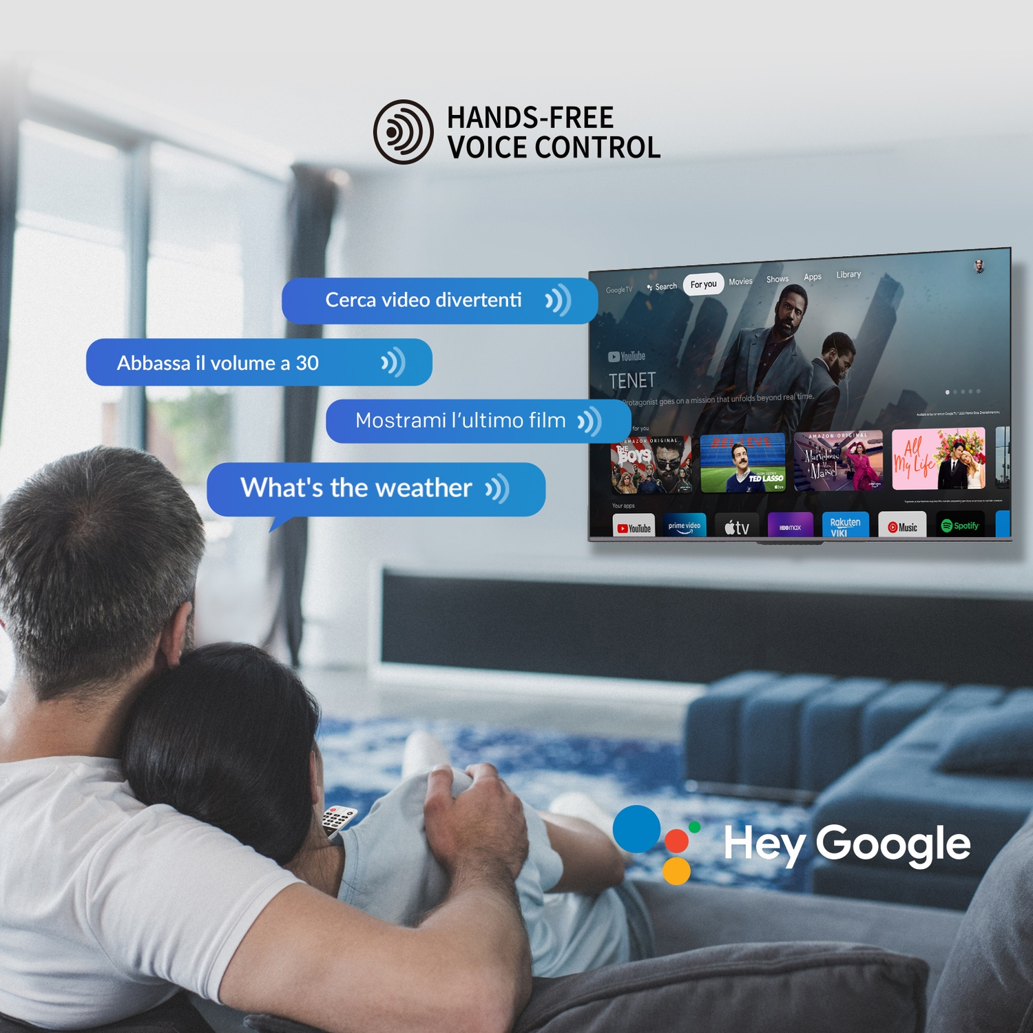 Coppia guarda la TV, comandi vocali appaiono sullo schermo, Google TV.