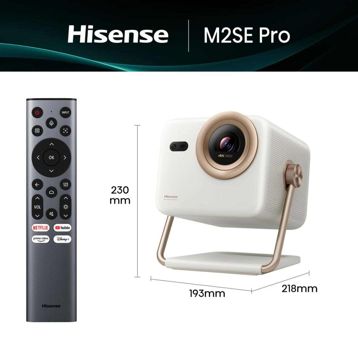 Egy fehér Hisense M2SE Pro projektor távirányítóval. Méretek láthatók.