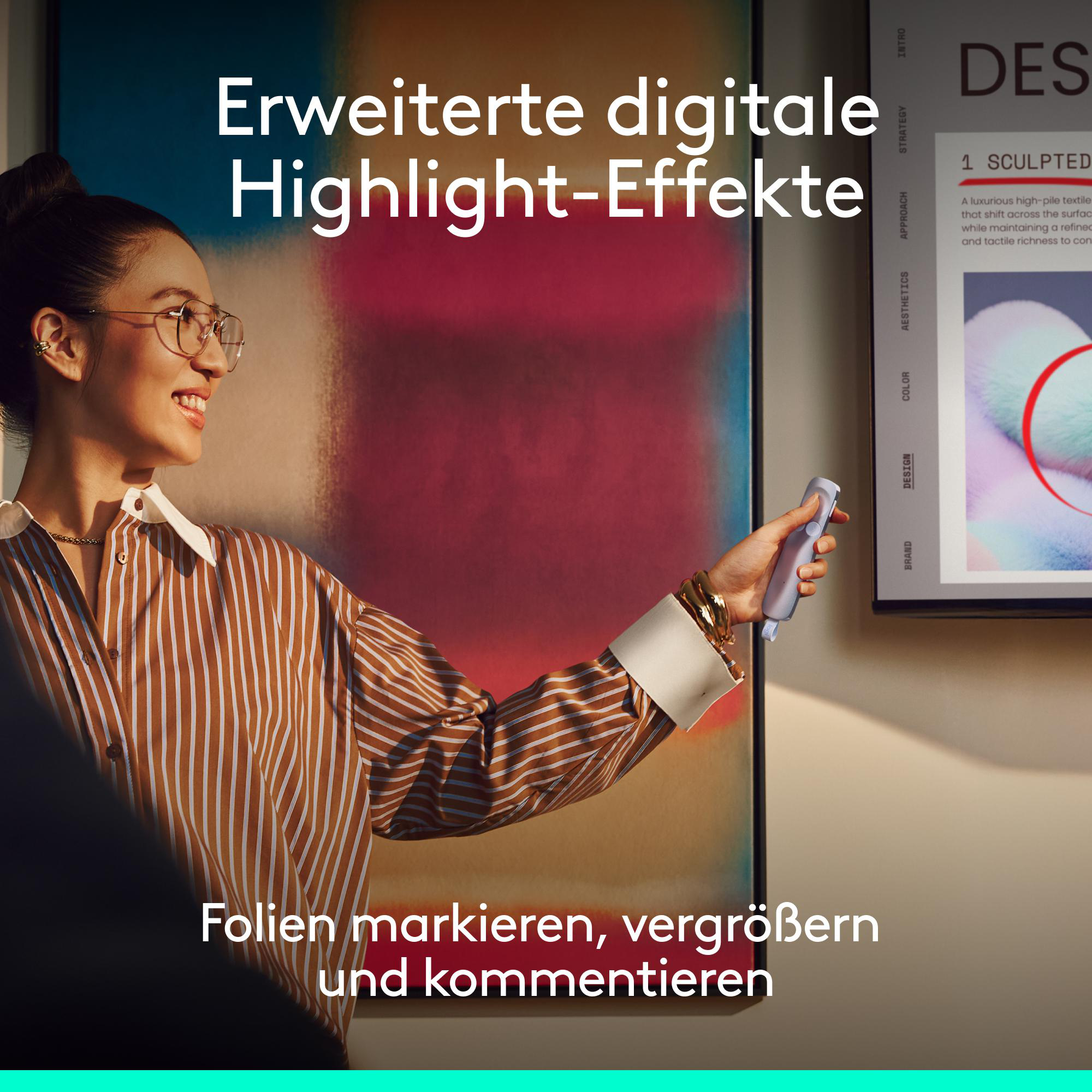 Frau mit gestreiftem Hemd hält Stift vor eine digitale Anzeige mit Text.