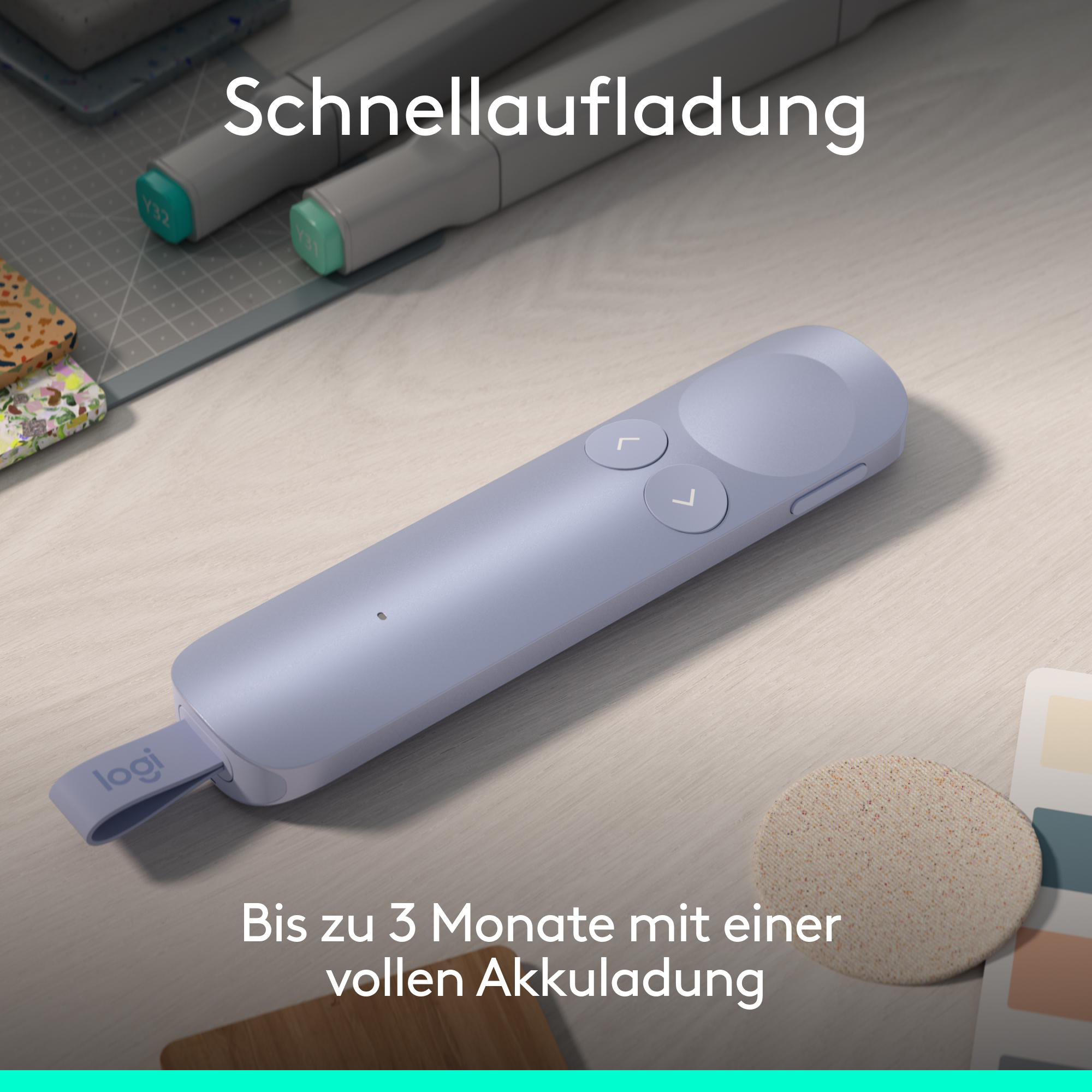 Ein lilafarbener Logitech-Presenter liegt auf einem Holztisch, neben Markern.
