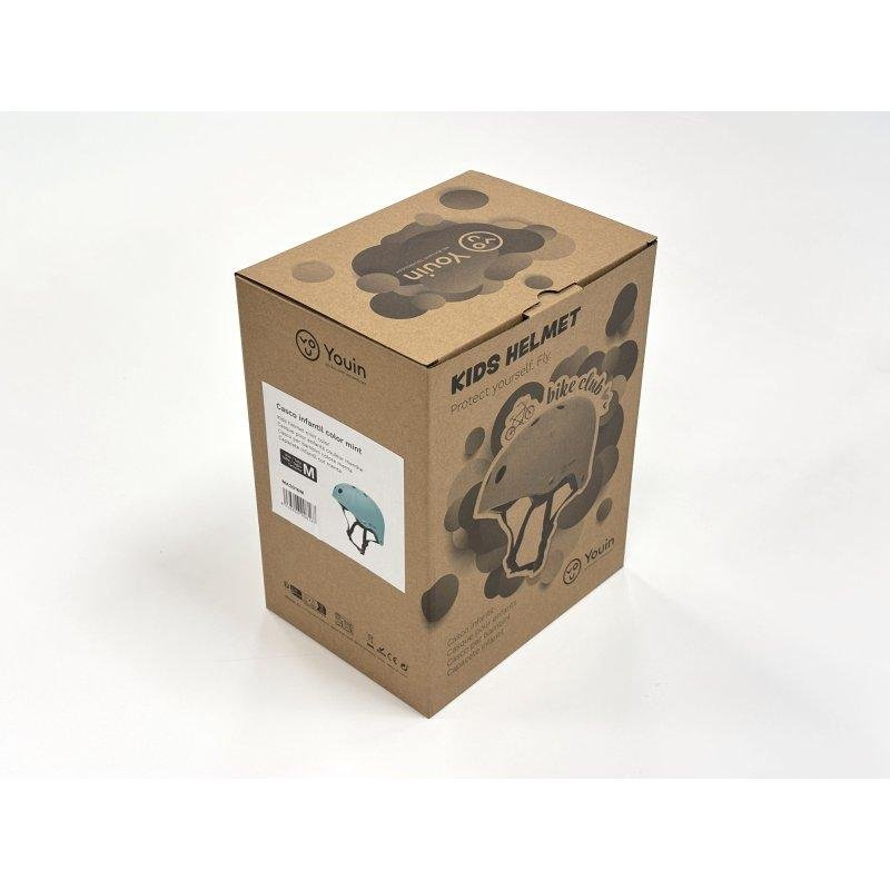 Una caja de cartón con estampado de casco infantil, talla M.
