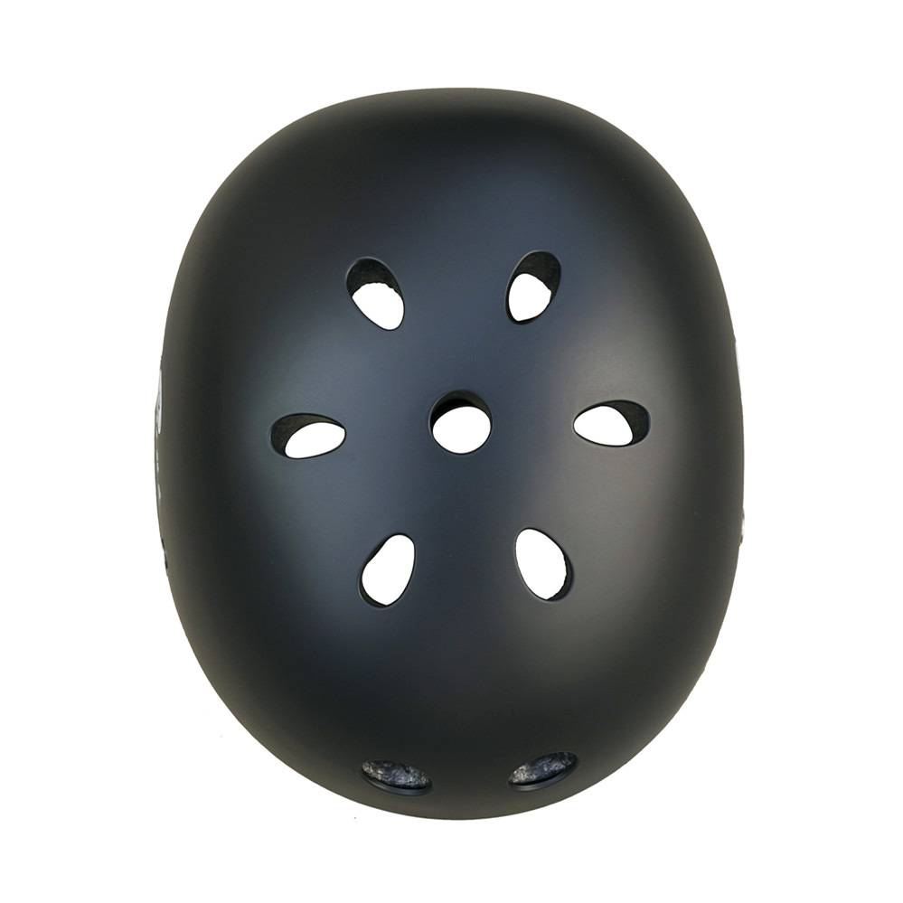 Casco negro con orificios de ventilacin sobre fondo blanco.