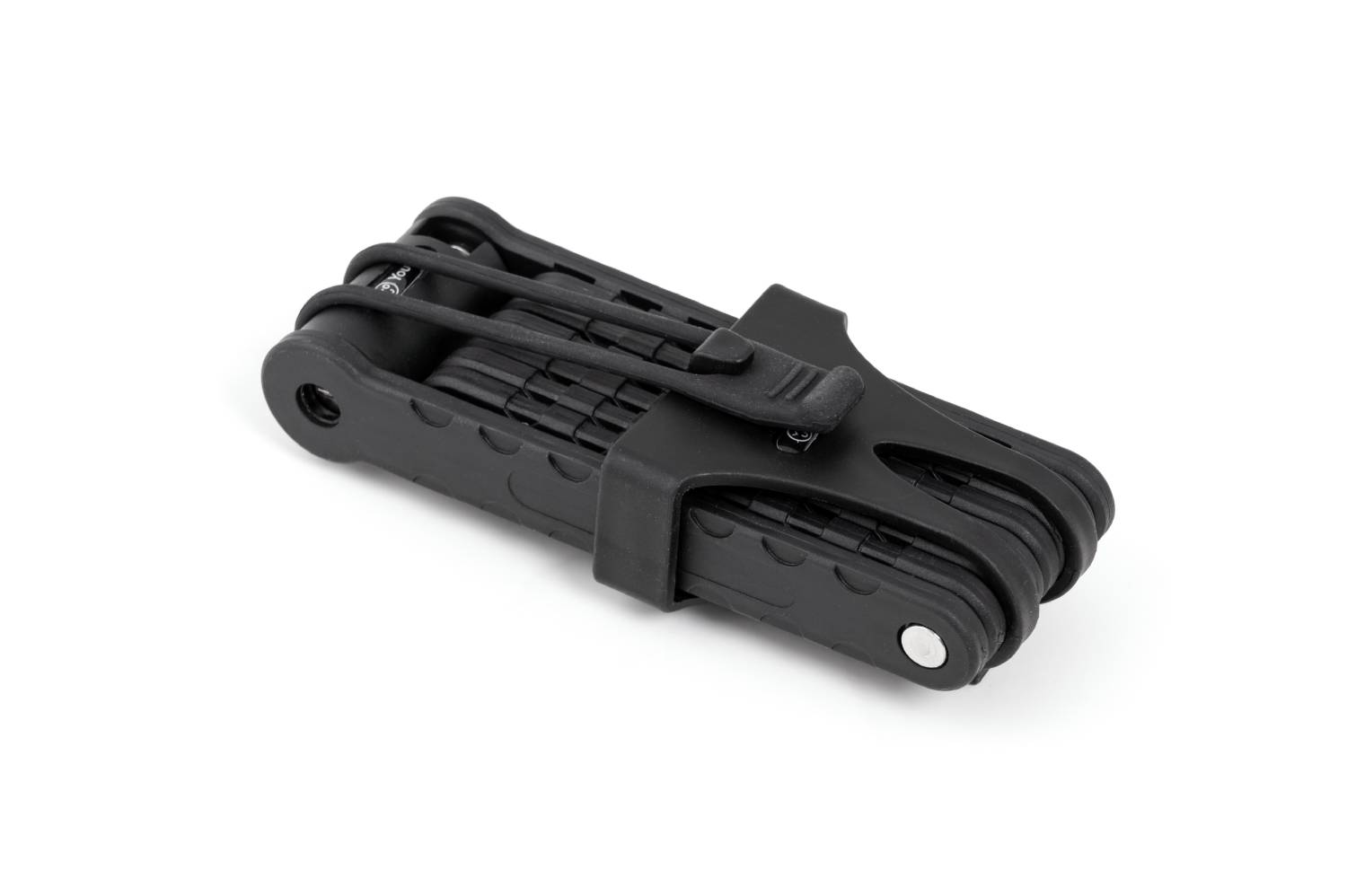 Una multiherramienta plegable negra para bicicleta, cerrada, sobre fondo blanco.