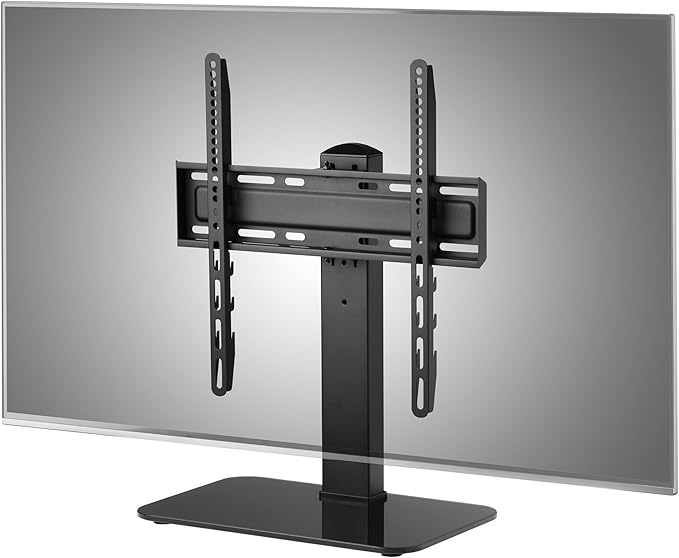 Soporte de TV negro con soporte ajustable frente a fondo gris.