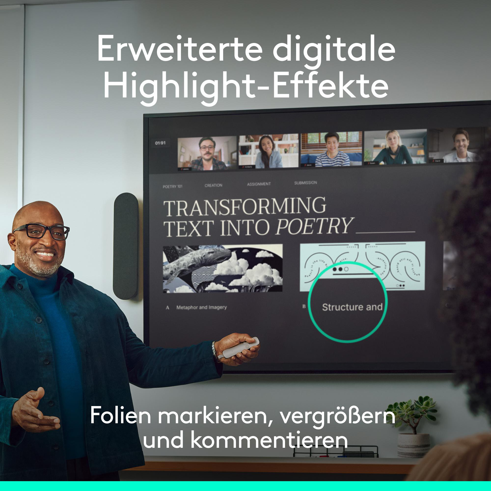 Mann präsentiert digitale Lerninhalte auf einem Bildschirm.