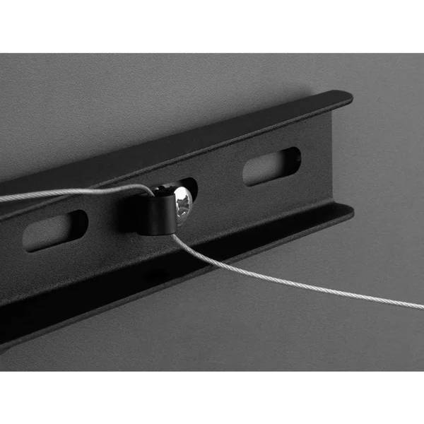 Un soporte metálico negro con ranuras, con un cable de alambre sujeto.