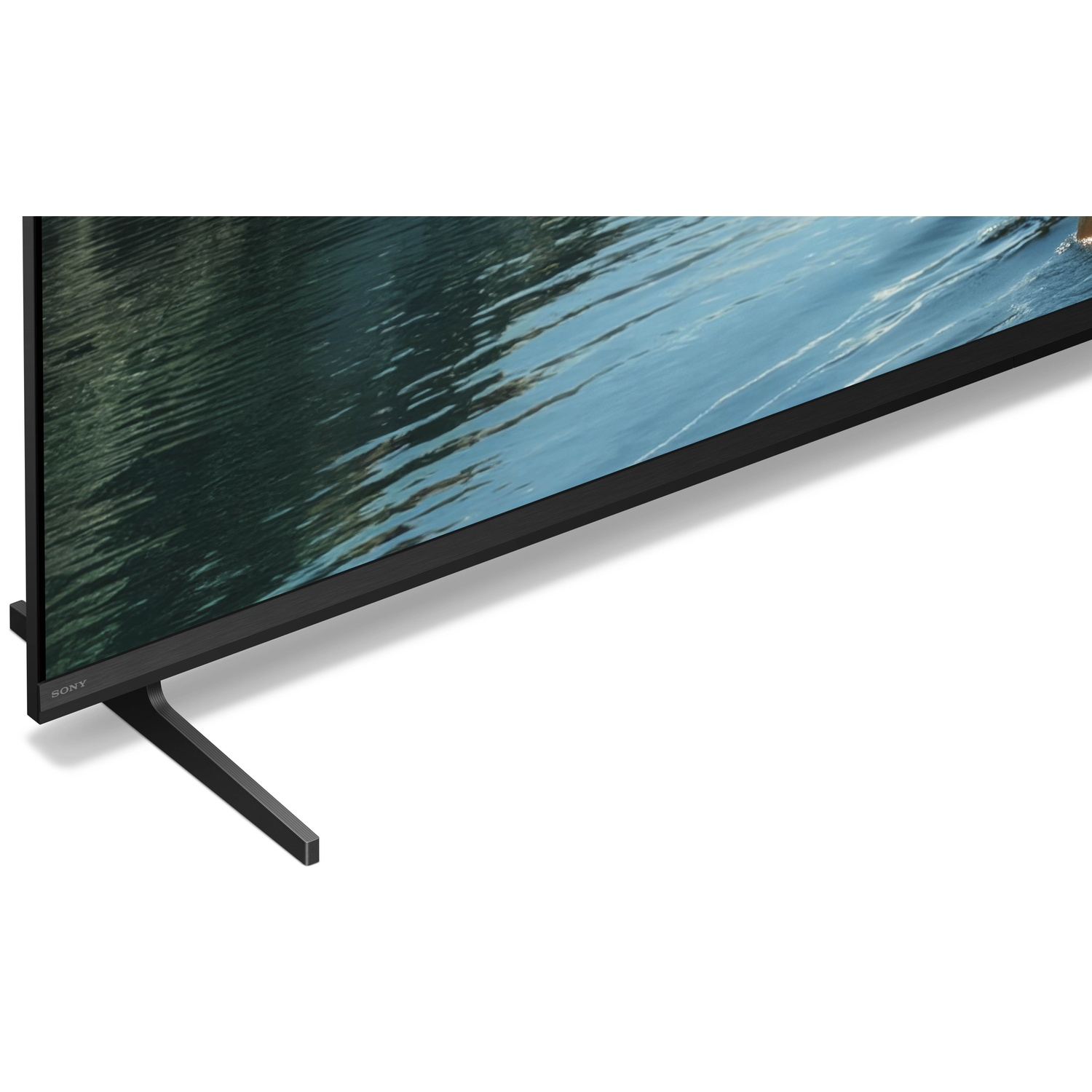 Un téléviseur Sony moderne affichant de l'eau bleue et des arbres verts à l'écran.