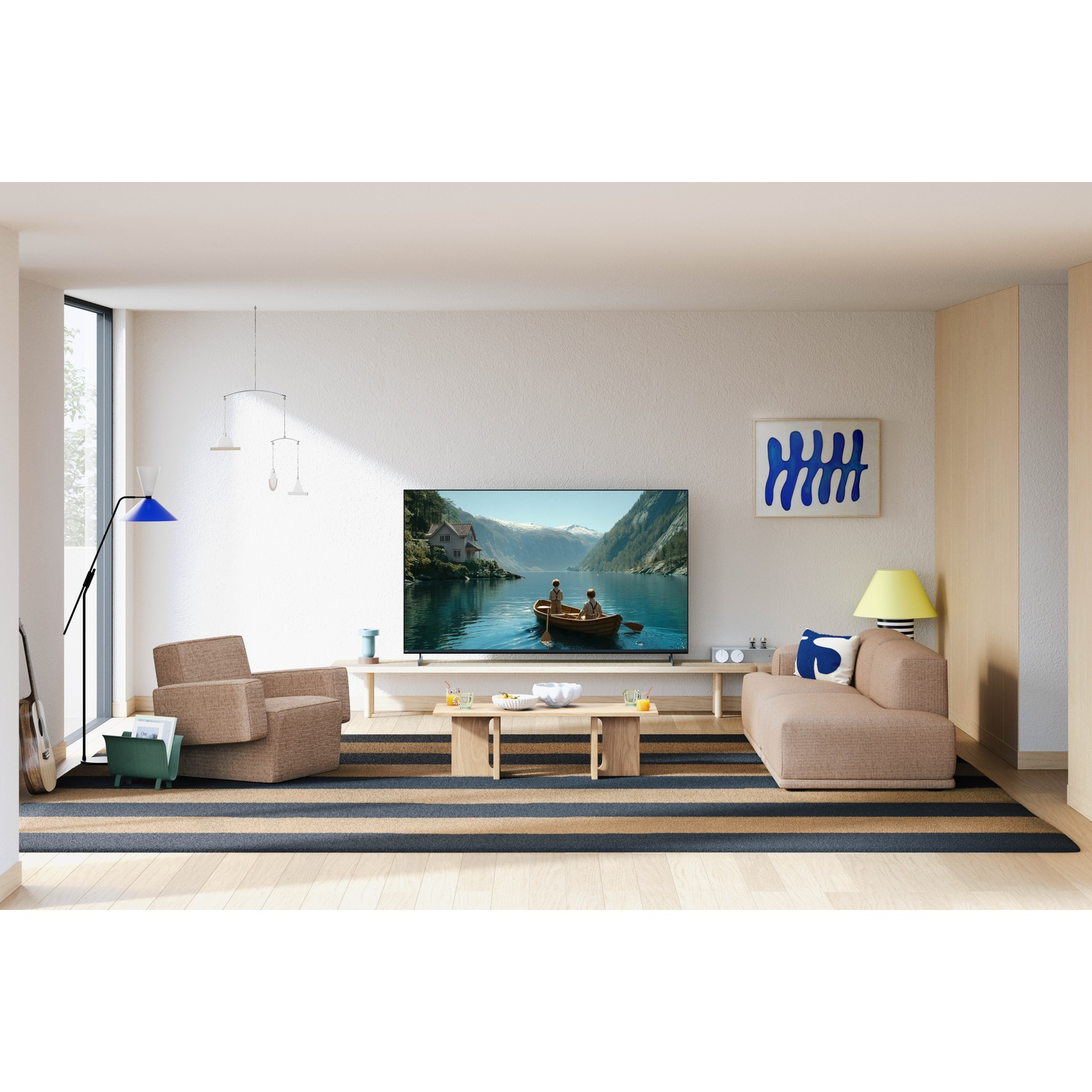 Salon avec canapé, fauteuil, TV montrant un bateau, table basse, tapis et guitare.