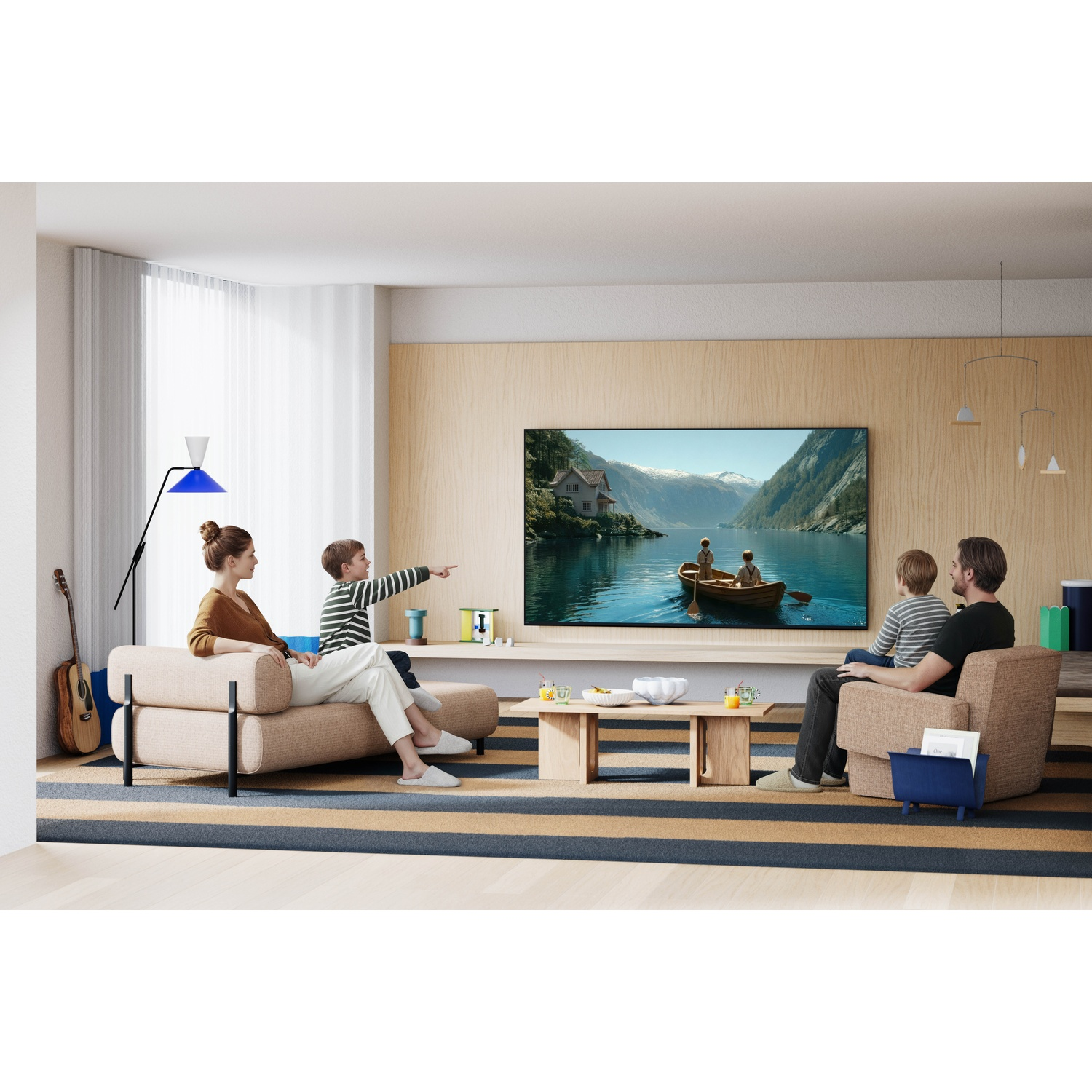 Une famille regarde la télévision. L'écran montre une barque sur un lac.