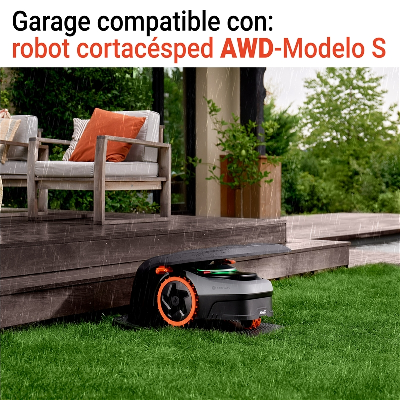 Un robot cortacésped en un césped bajo la lluvia, junto a una terraza de madera.