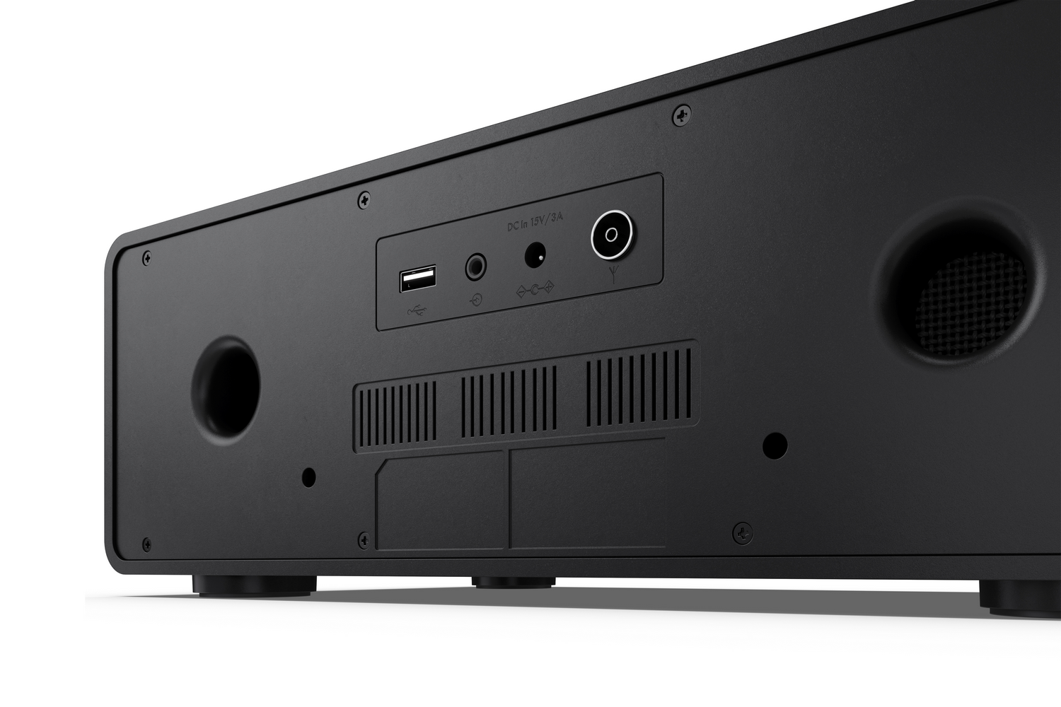 Parte trasera de un altavoz negro con puertos: USB, audio, entrada CC y antena.