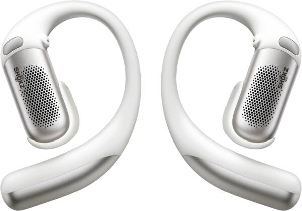 Dos auriculares Shokz blancos y plateados con ganchos para la oreja.