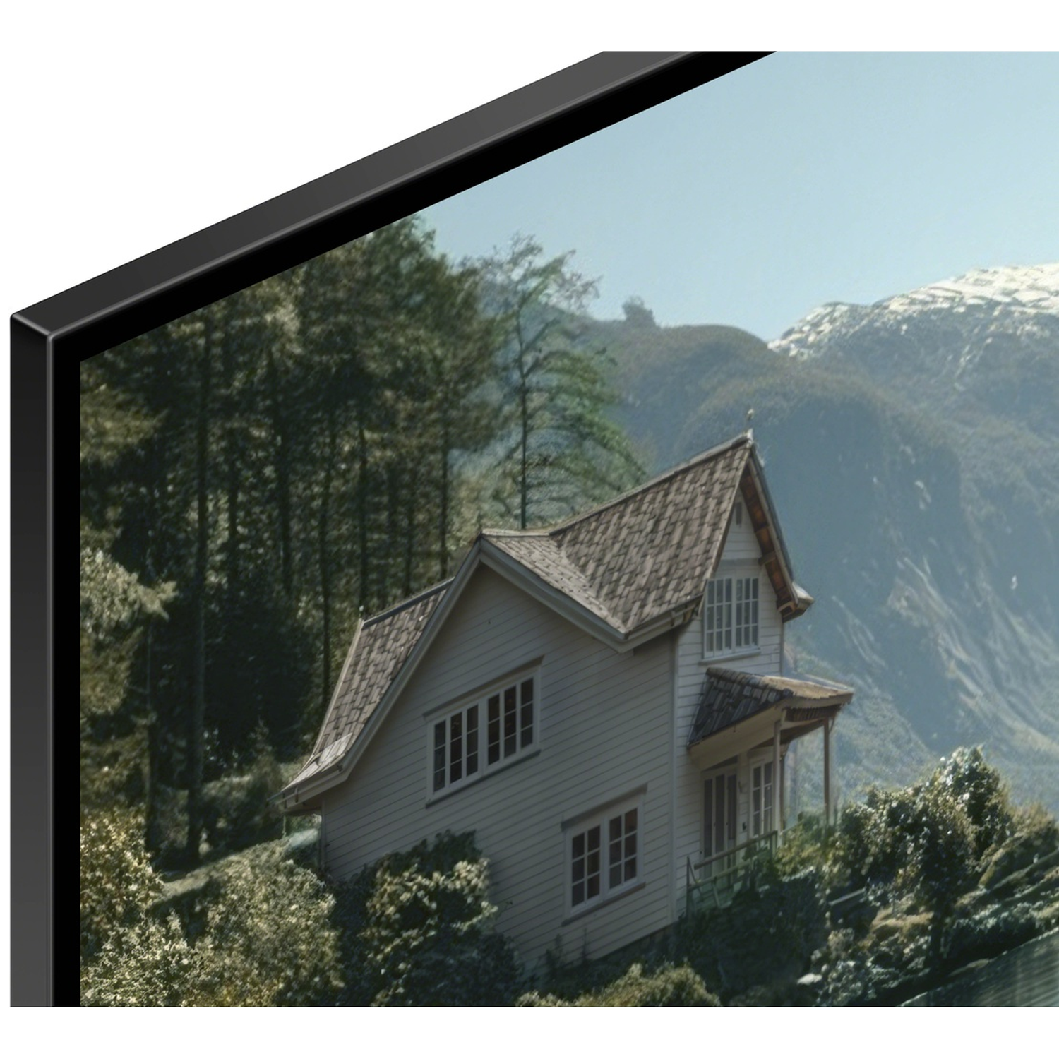 Een wit huis met donker dak staat op een heuvel met bomen en bergen op de achtergrond.