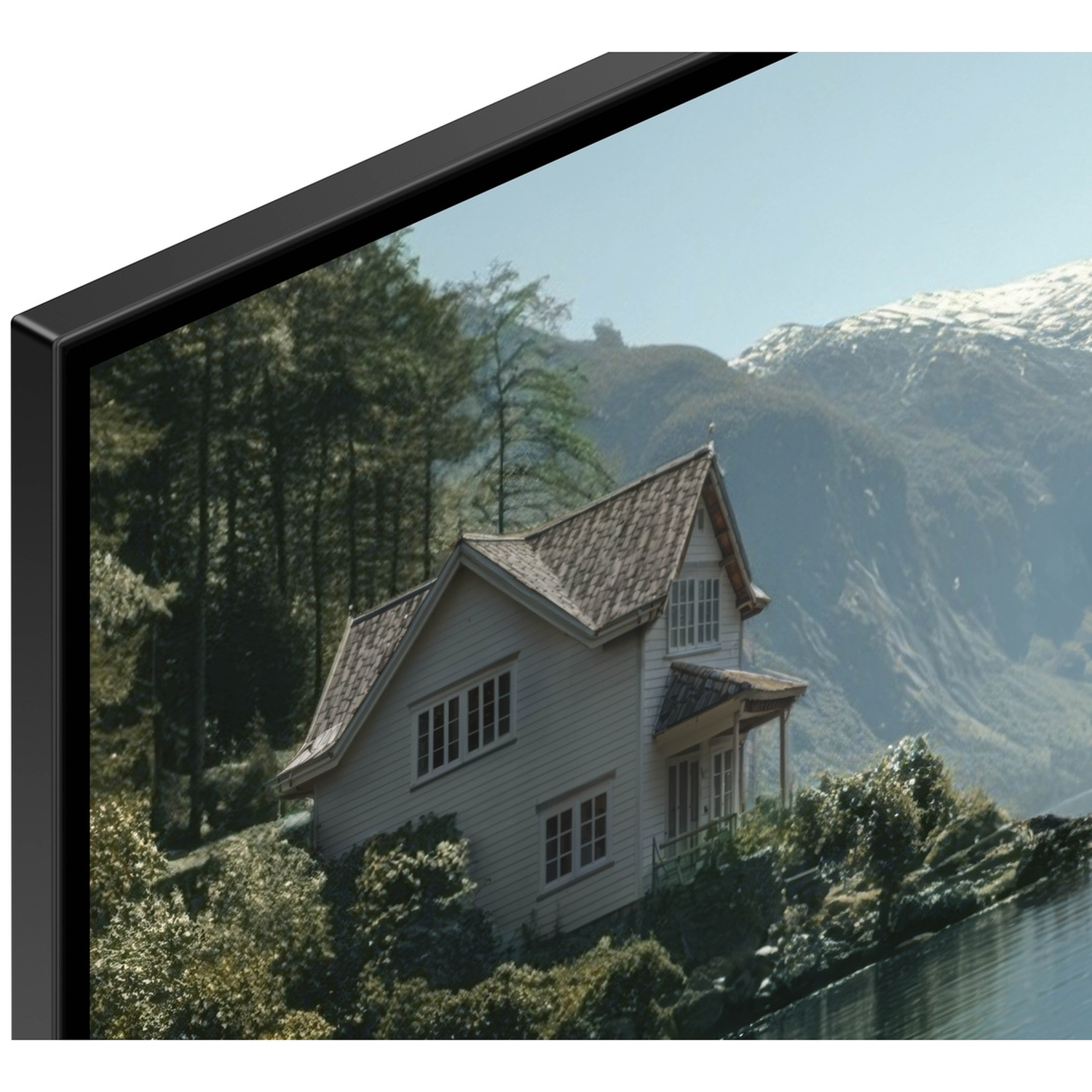 Een huis op een heuvel met bergen en bos op de achtergrond.