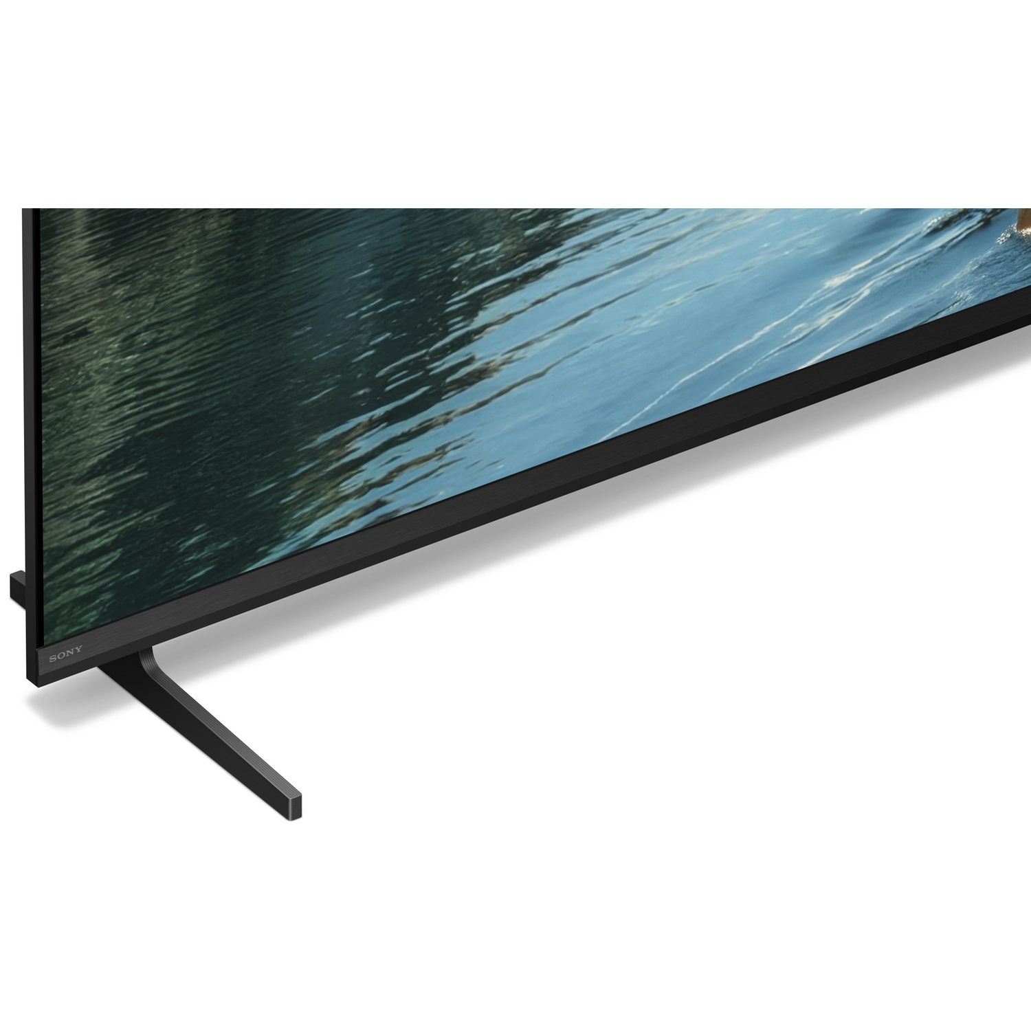 Close-up van een tv-scherm met wateroppervlak en Sony-logo.