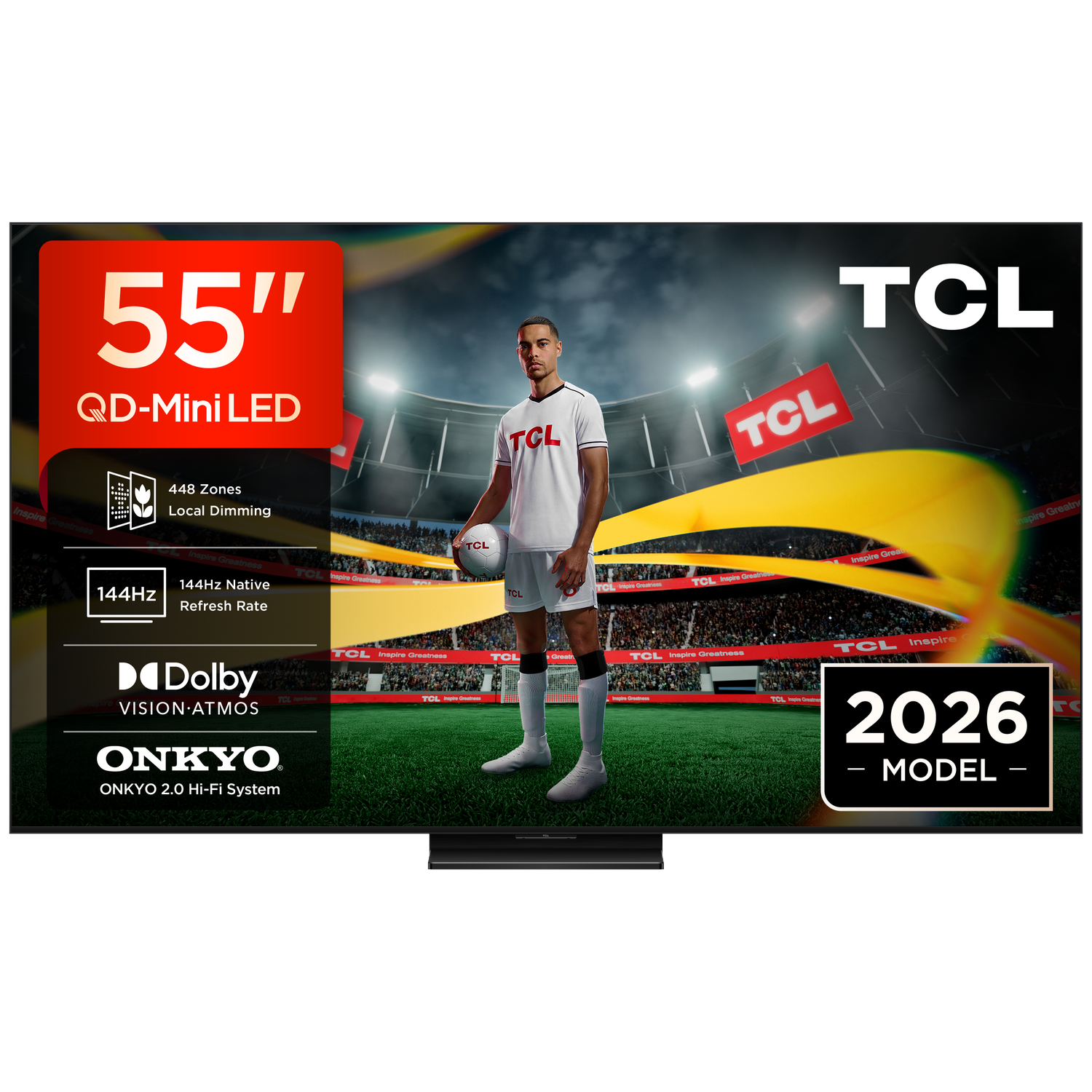 Un homme en tenue de foot se tient devant un TV TCL 55" QD-Mini LED.