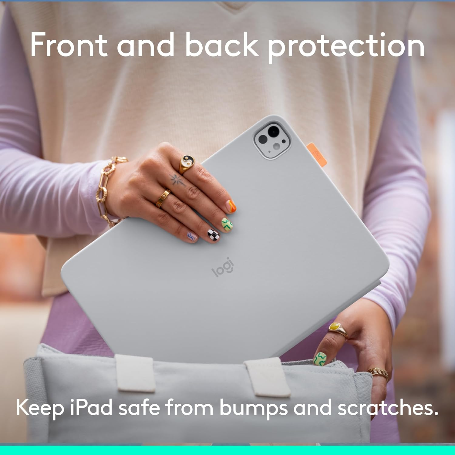 Eine Person verstaut ein graues iPad in einer Tasche. Text: Front- und Rückenschutz.