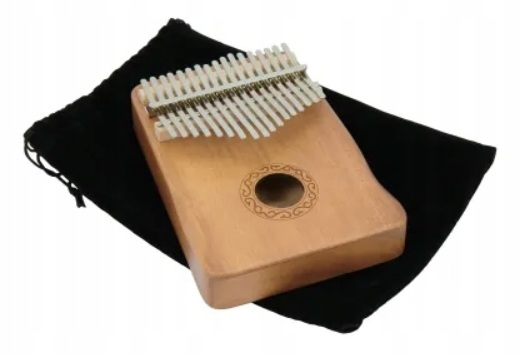 Drewniany instrument kalimba z metalowymi klawiszami leży na czarnej torbie.