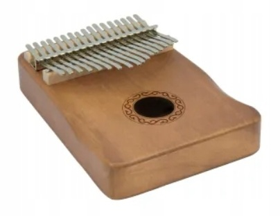 Drewniany instrument kalimba z metalowymi zębami i ozdobnym otworem rezonansowym.