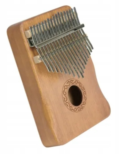 Drewniana kalimba z 17 metalowymi blaszkami i okrągłą ozdobą wokół otworu rezonansowego.