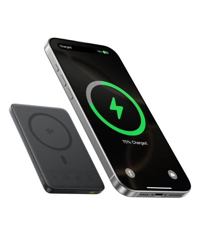Şarj göstergeli siyah akıllı telefon ve yanında siyah kablosuz şarj cihazı.