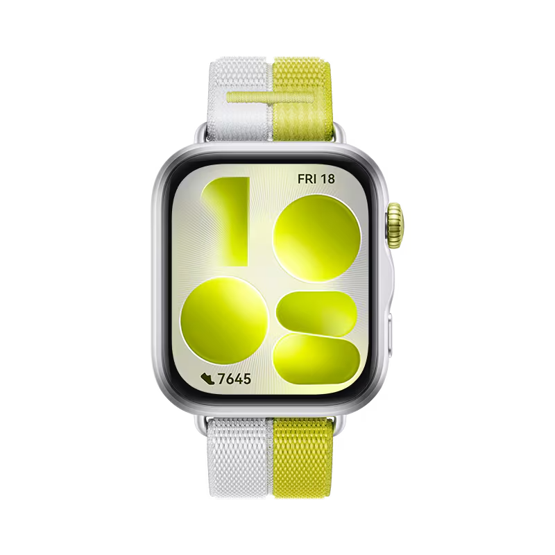 Egy ezüst tokos Apple Watch, fele fehér, fele sárga szövet szíjjal.