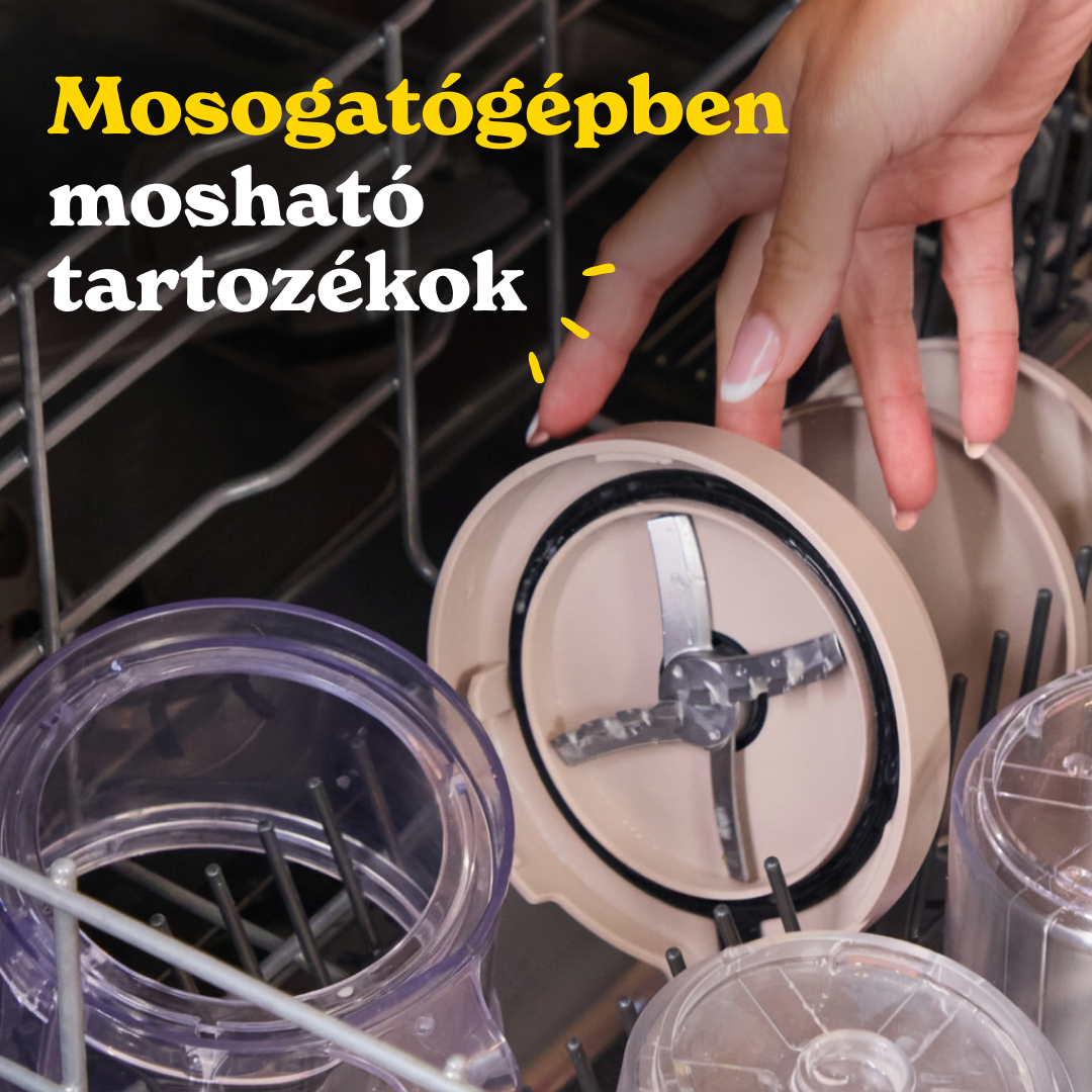 Egy kéz tartozékokat helyez a mosogatógépbe. Kések látszanak.