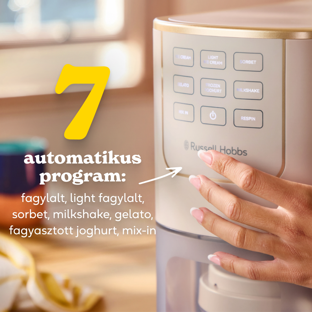 Egy kéz gombot nyom egy Russell Hobbs fagylaltgépen programokkal.