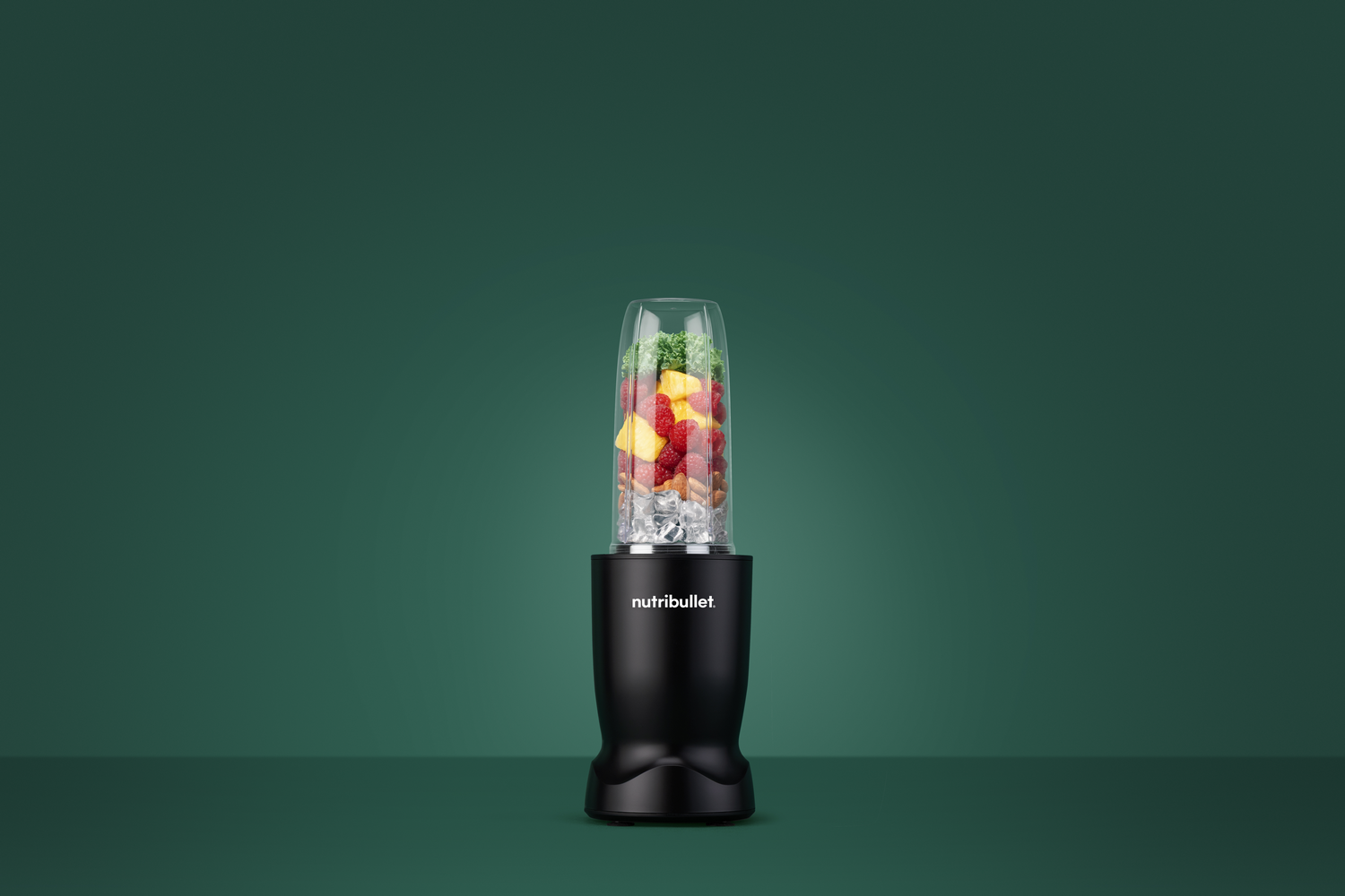Licuadora Nutribullet negra con fruta y hielo en el vaso.