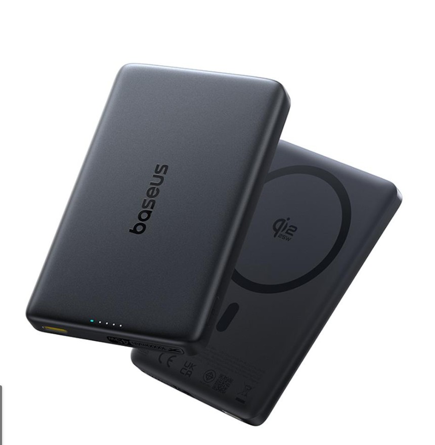 Üst üste konulmuş iki siyah Baseus powerbank. Biri logo, diğeri Qi şarjı gösteriyor.