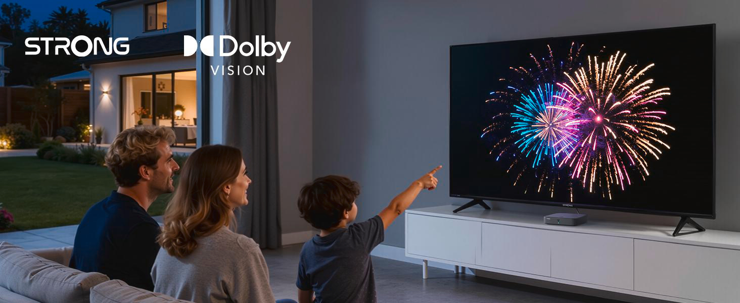 Familie schaut Feuerwerk auf einem Fernseher mit Dolby Vision.