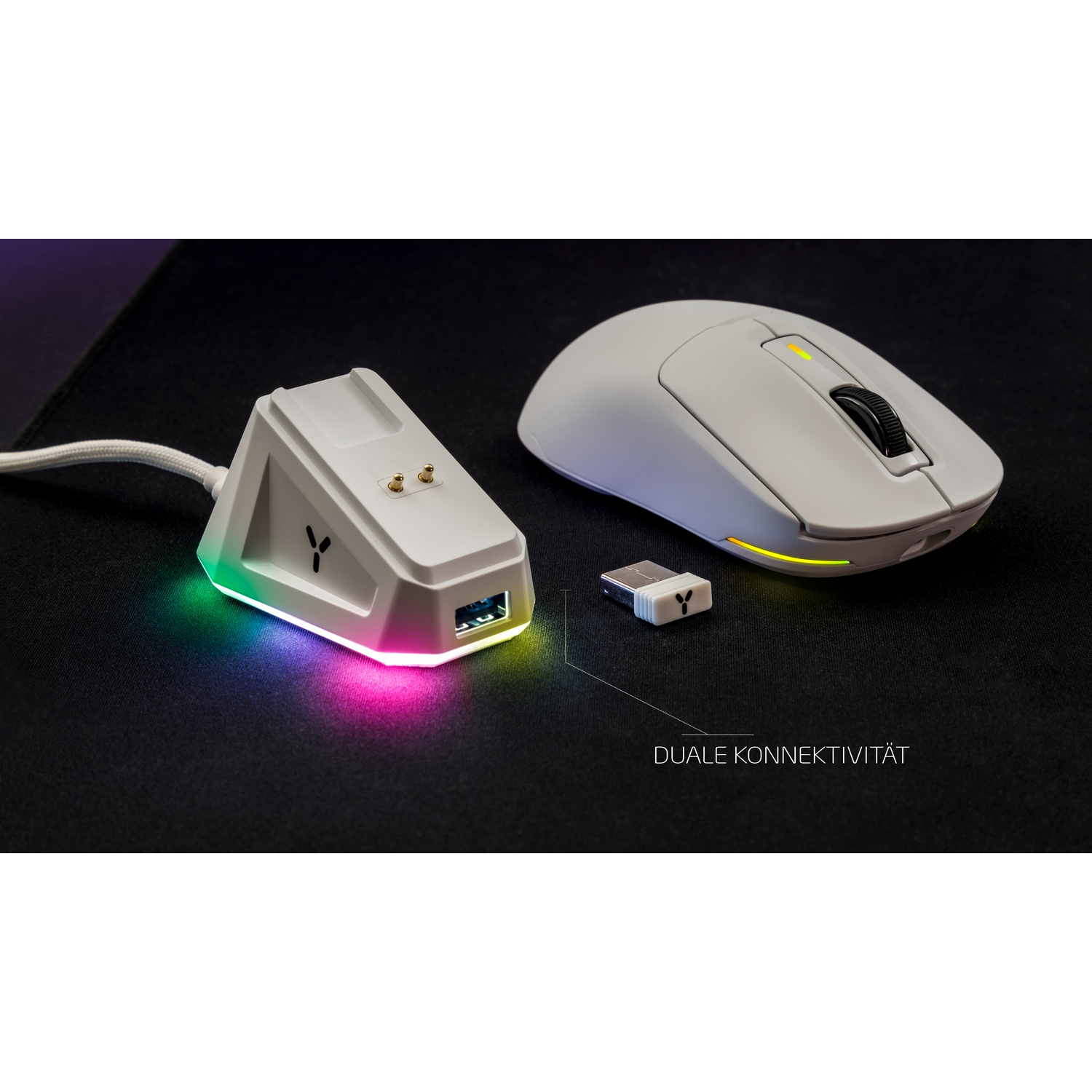 Mouse bianco da gaming con stazione di ricarica/dongle e illuminazione RGB.