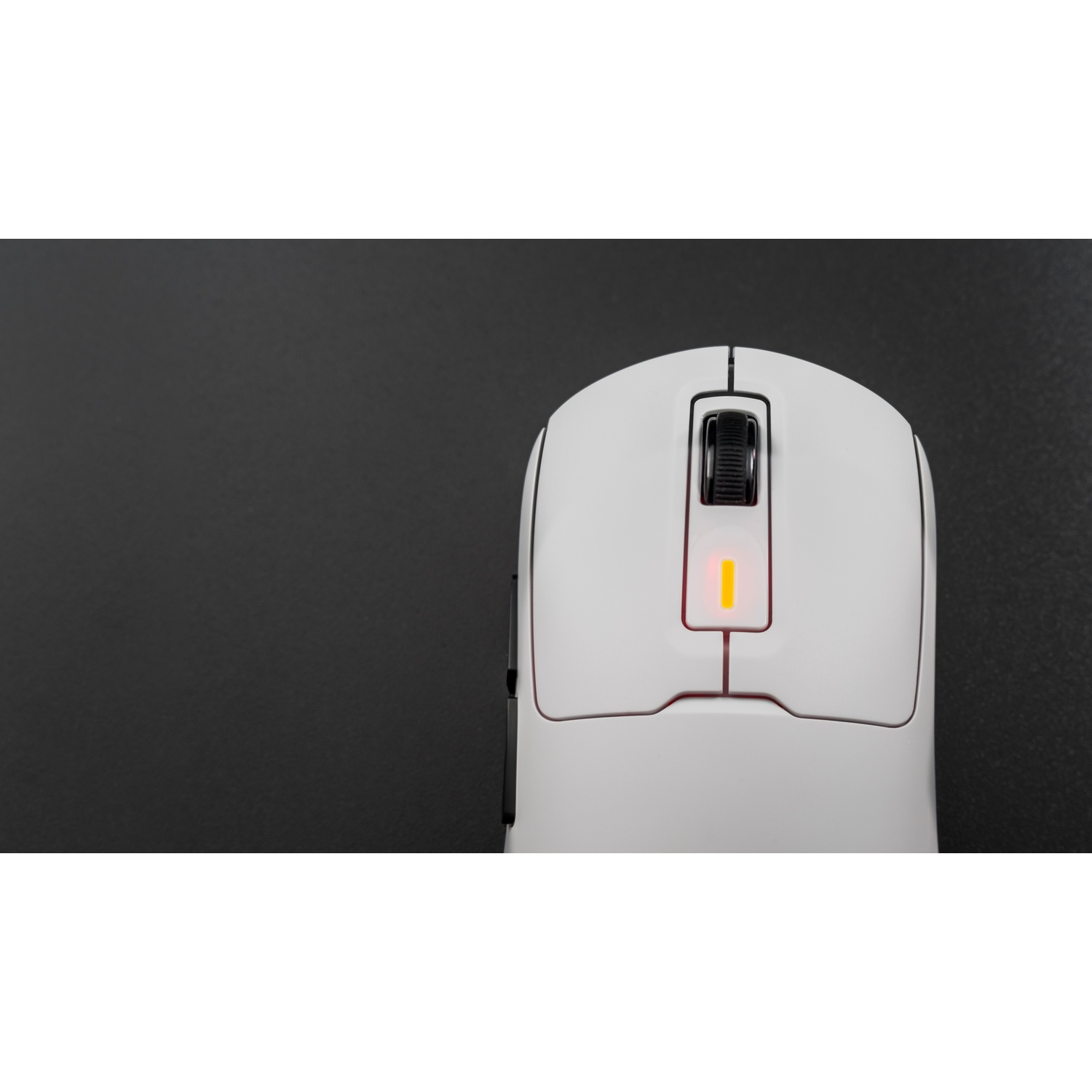 Un mouse bianco con rotellina nera e luce gialla.