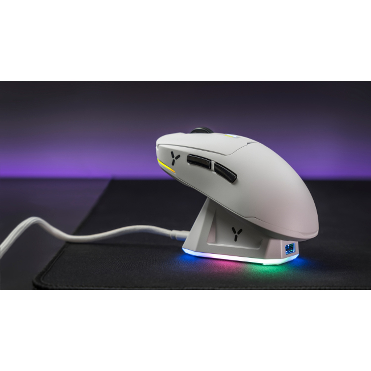 Un mouse bianco poggia su una base di ricarica con illuminazione RGB.