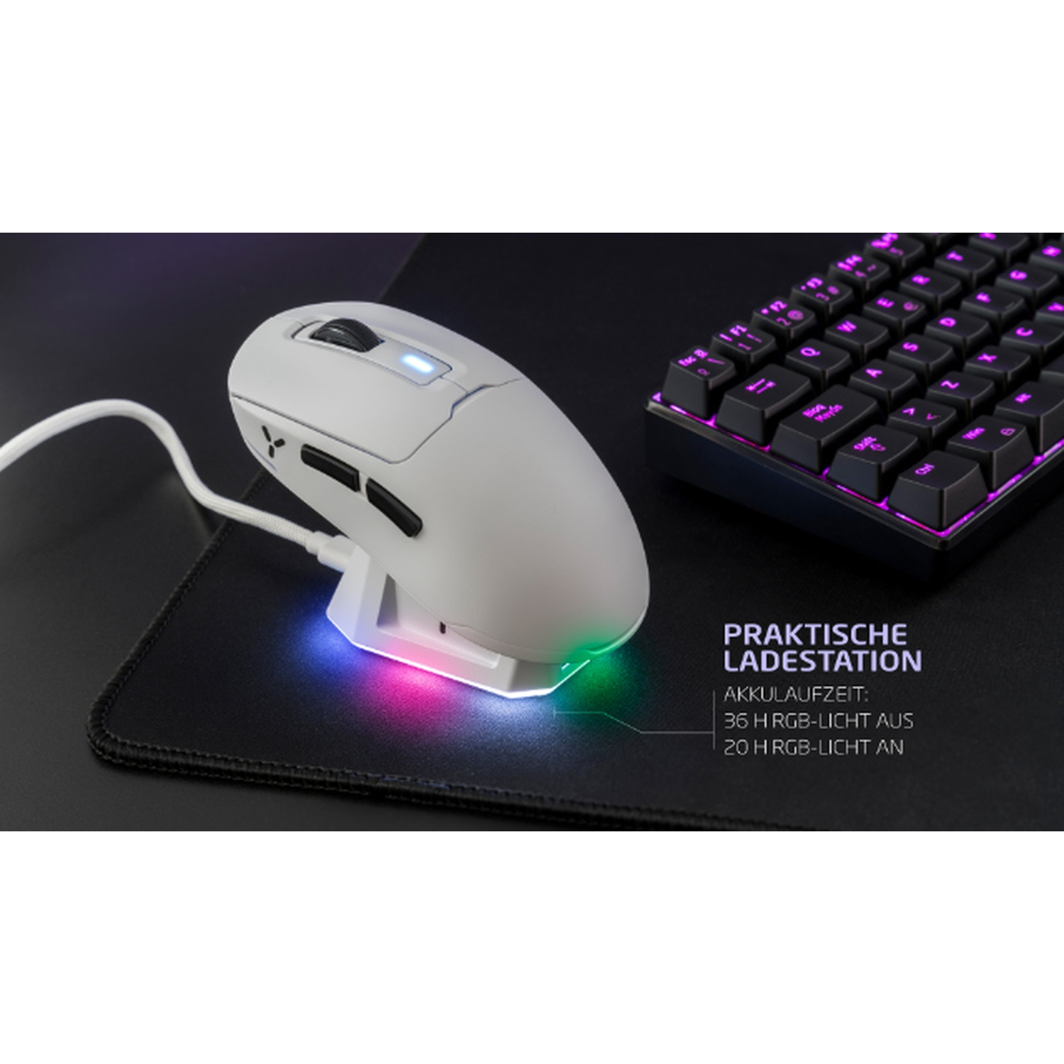 Mouse da gaming bianco su base di ricarica con luce RGB, tastiera accanto.