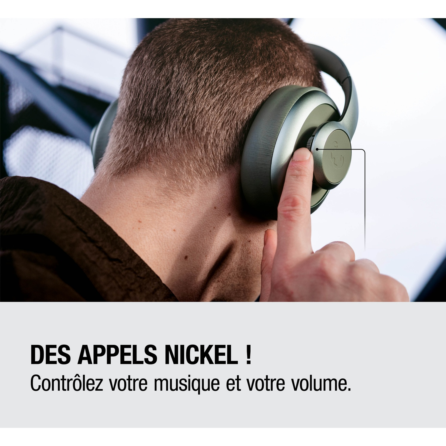 Homme portant des écouteurs, appuyant sur un bouton. Texte : Appels parfaits.