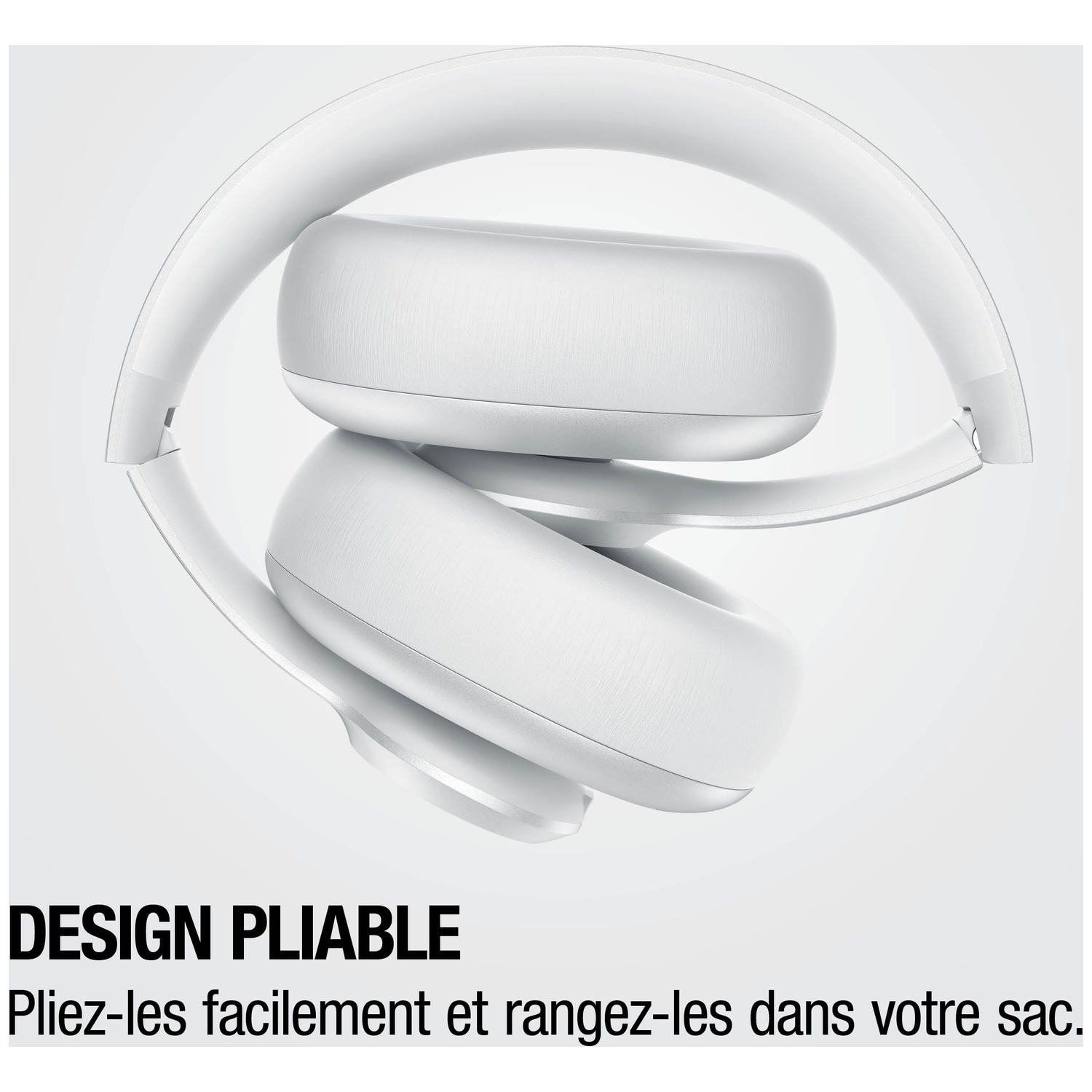 Casque blanc pliable sur fond clair, conçu pour un rangement facile.