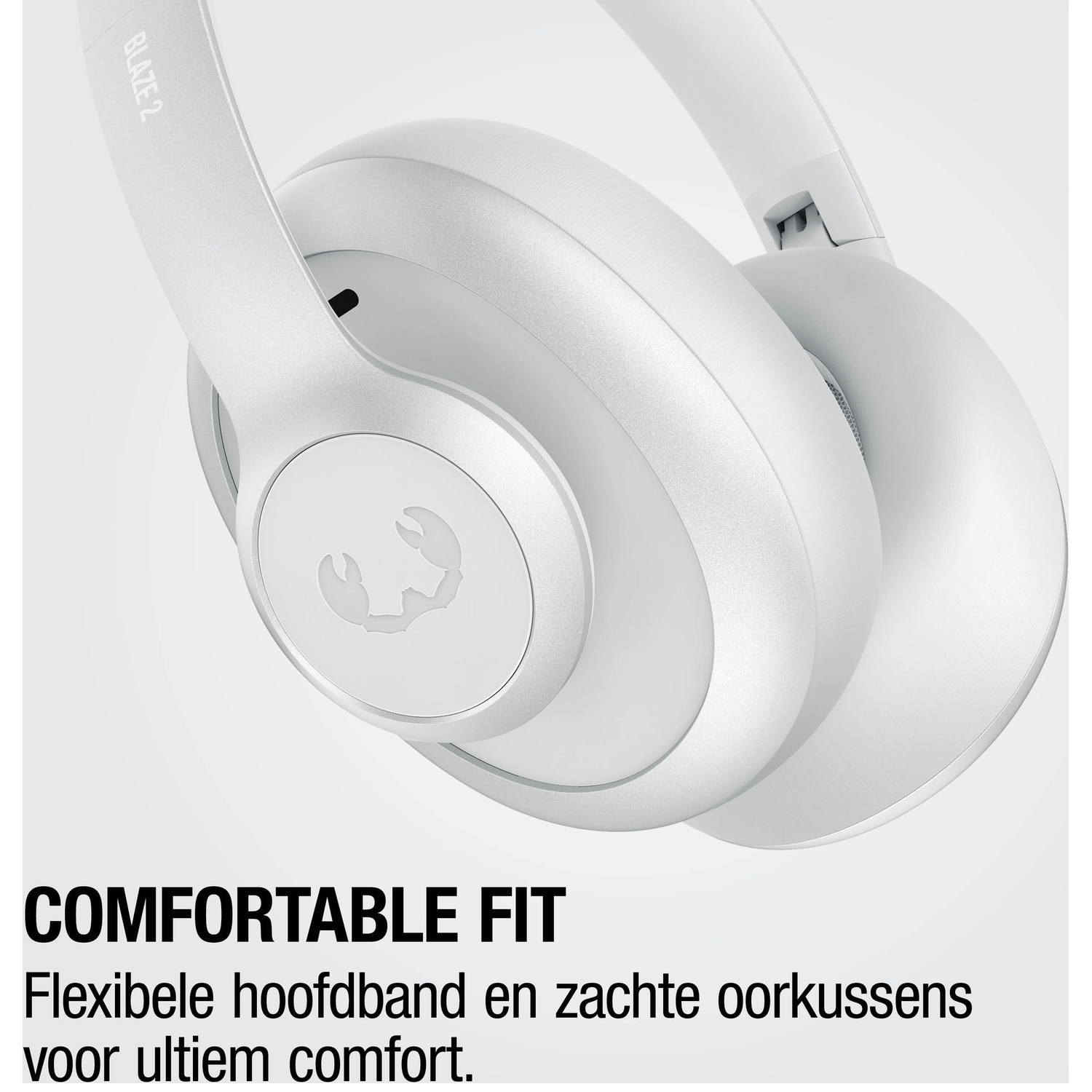 Casque blanc avec accents argentés et un logo sur les oreillettes.