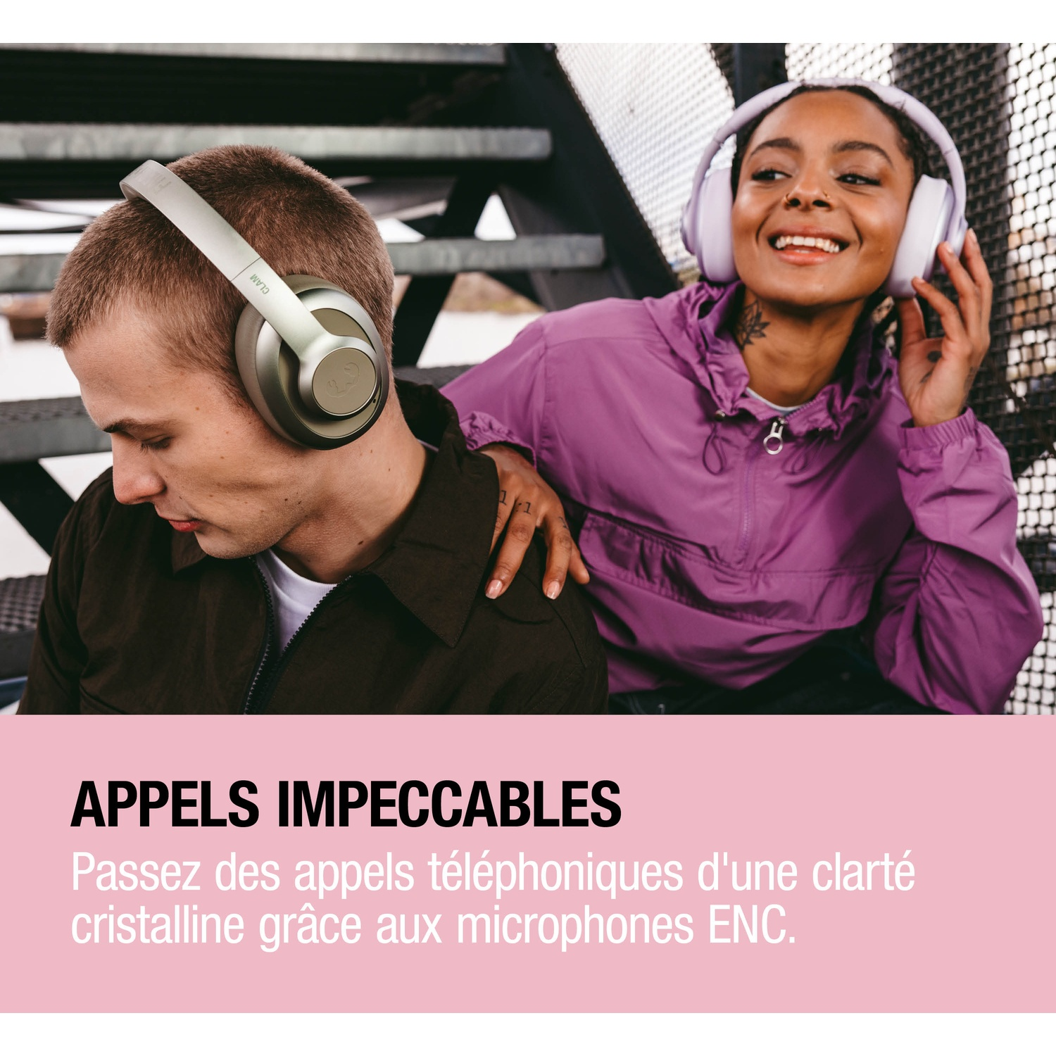Un homme avec un casque gris et une femme en sweat à capuche violet et casque.