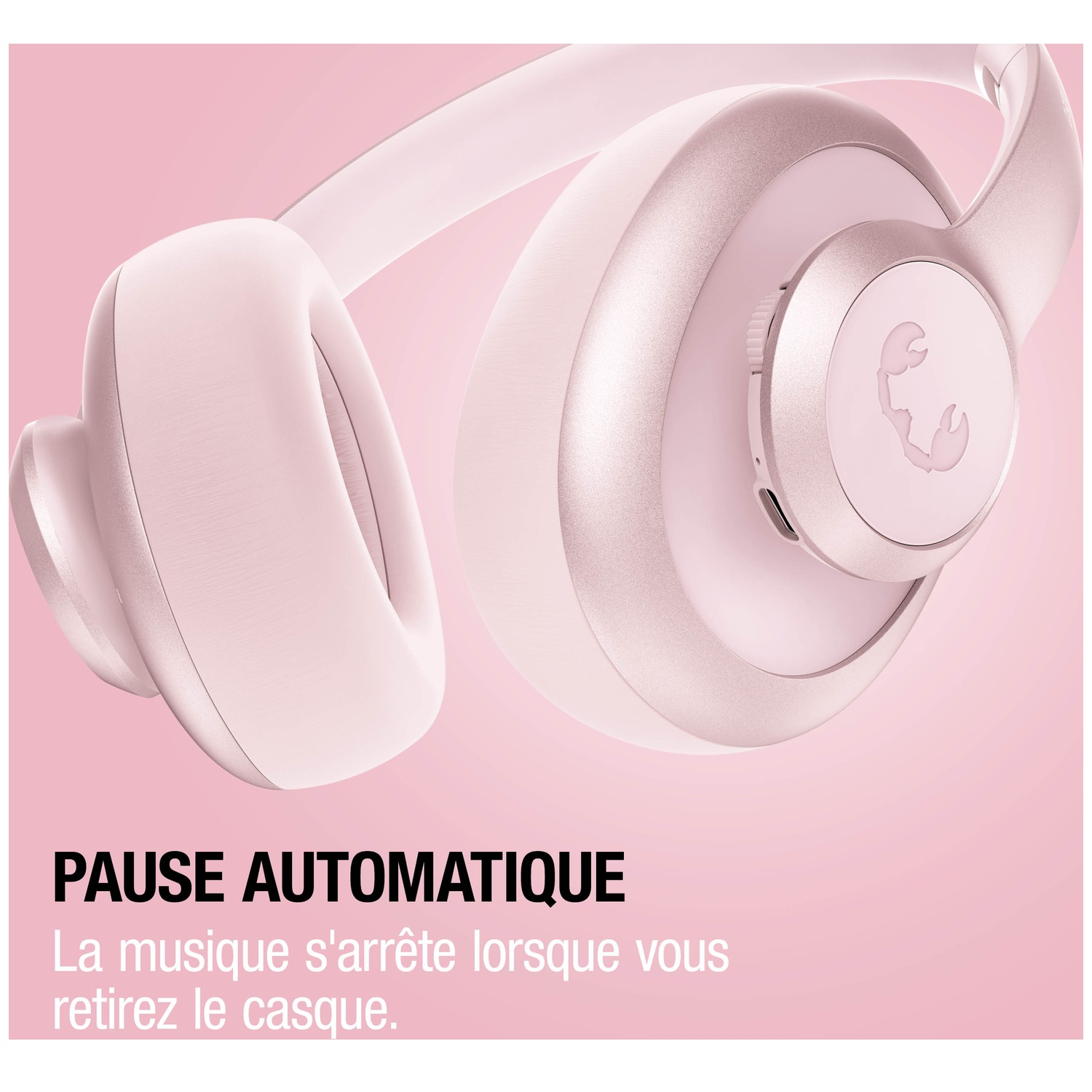 Gros plan d'un casque rose avec un logo de scorpion stylisé sur l'oreillette.