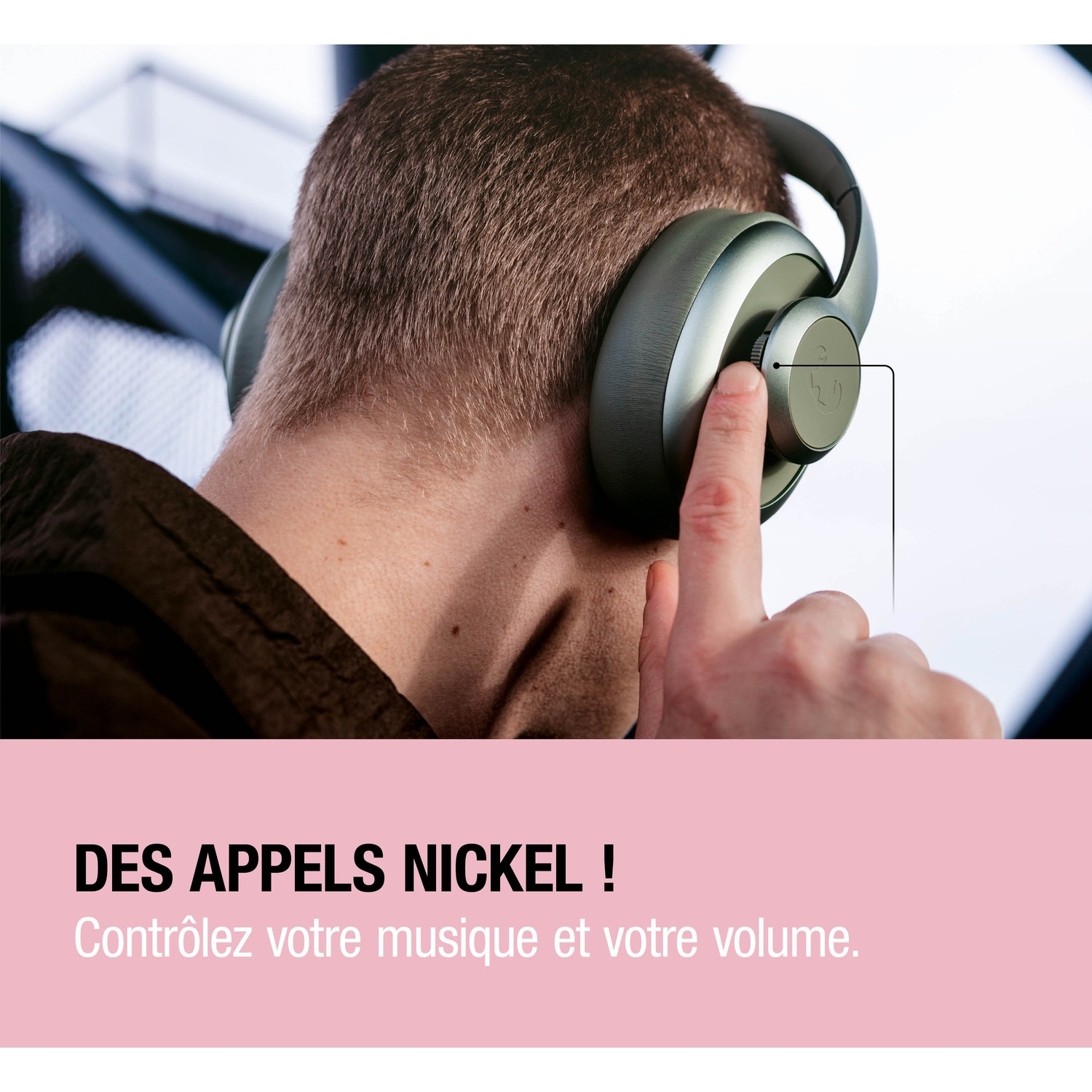 Homme portant un casque ajuste le volume. Arrière-plan flou.
