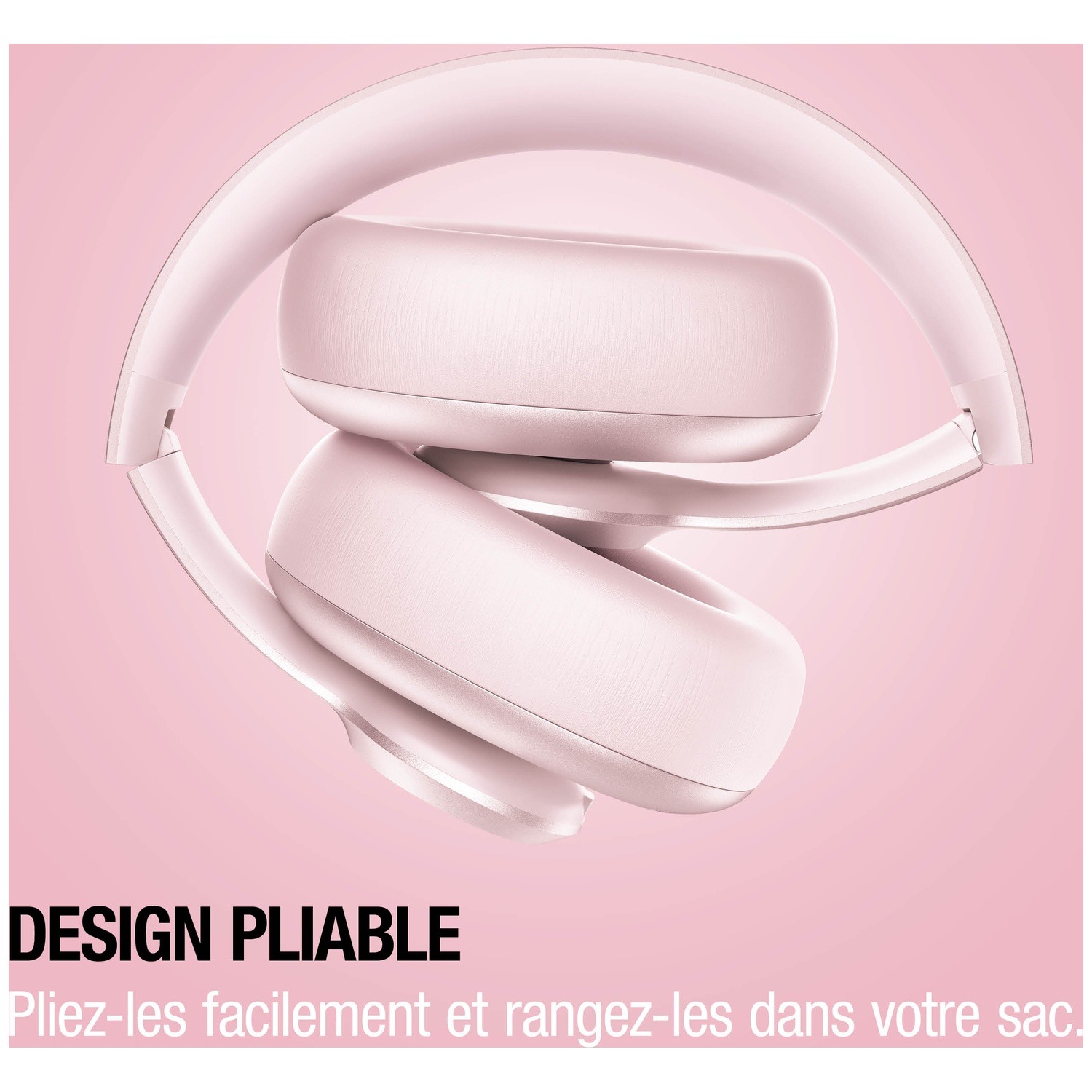 Un casque pliable rose sur fond rose.