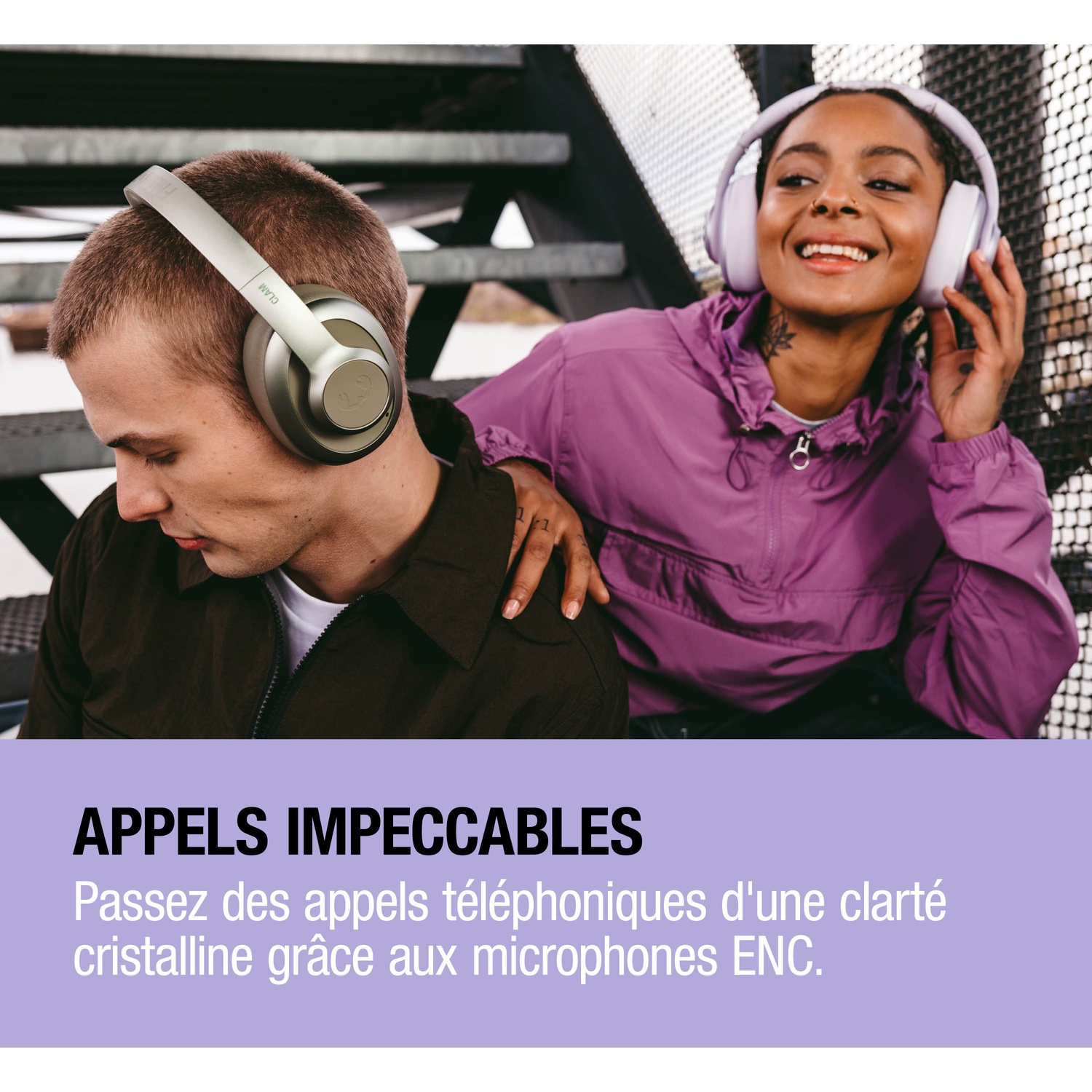 Un homme avec un casque argenté et une femme avec un casque violet sourient.