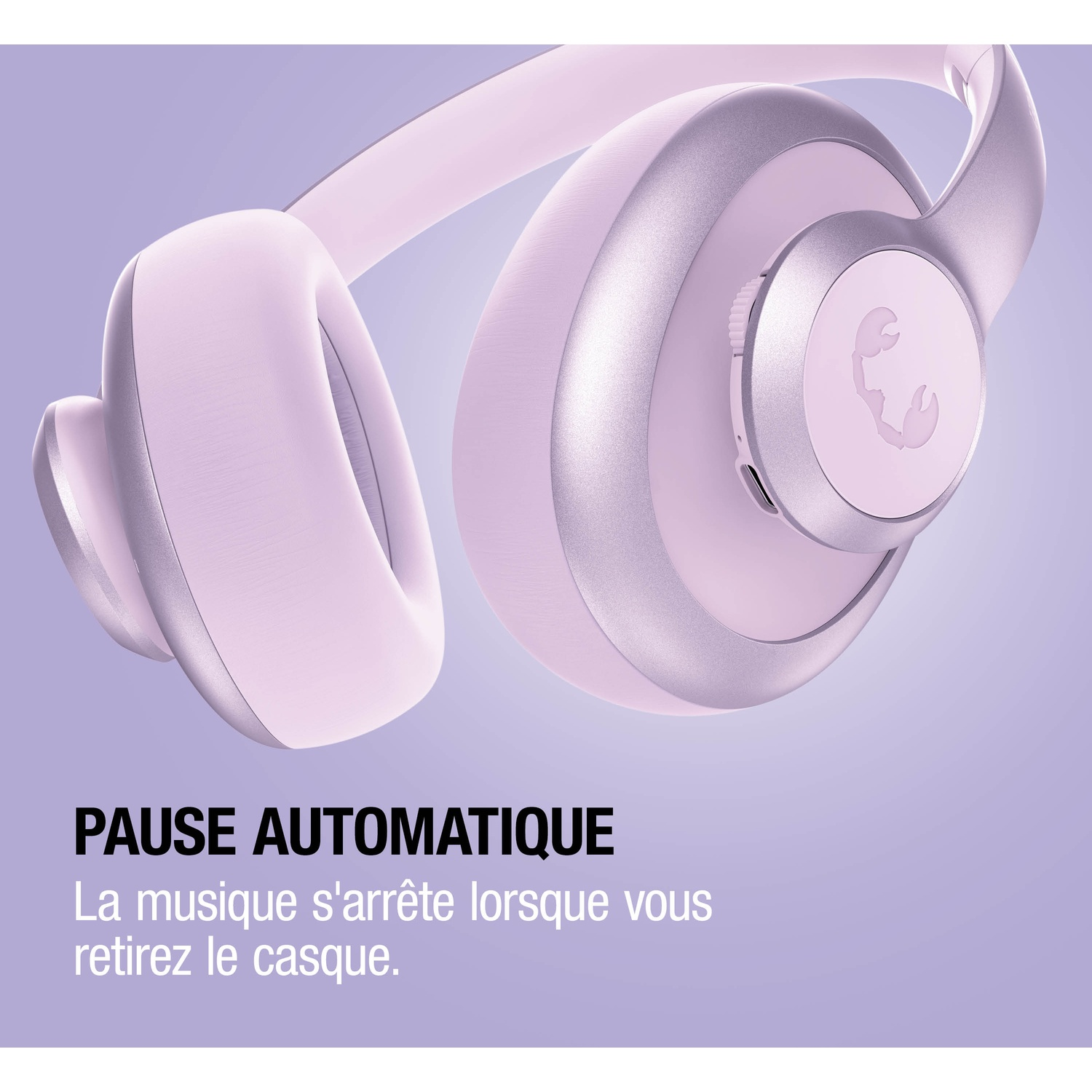 Casque lavande avec logo sur fond violet clair.