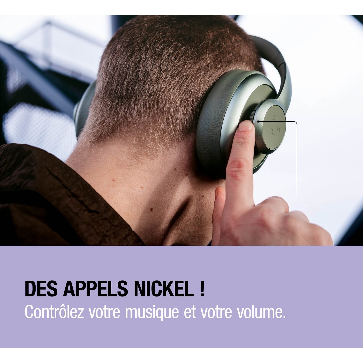 Homme portant un casque, manipulant la molette de volume.